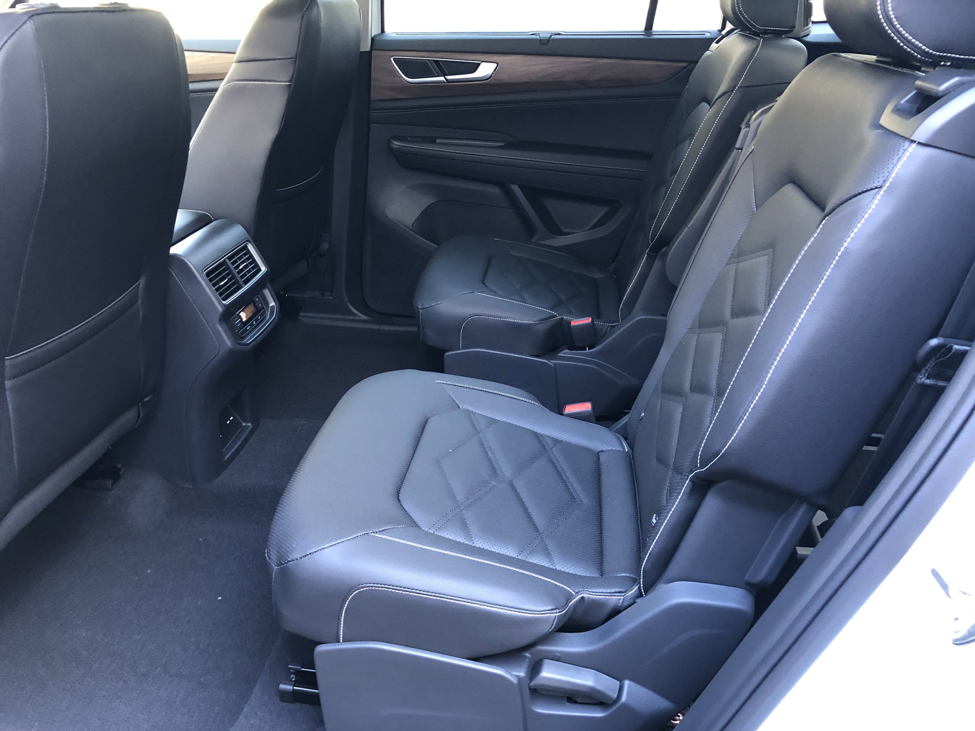 2026 Volkswagen Atlas 2.0T SE w/Technology w/captains chairs