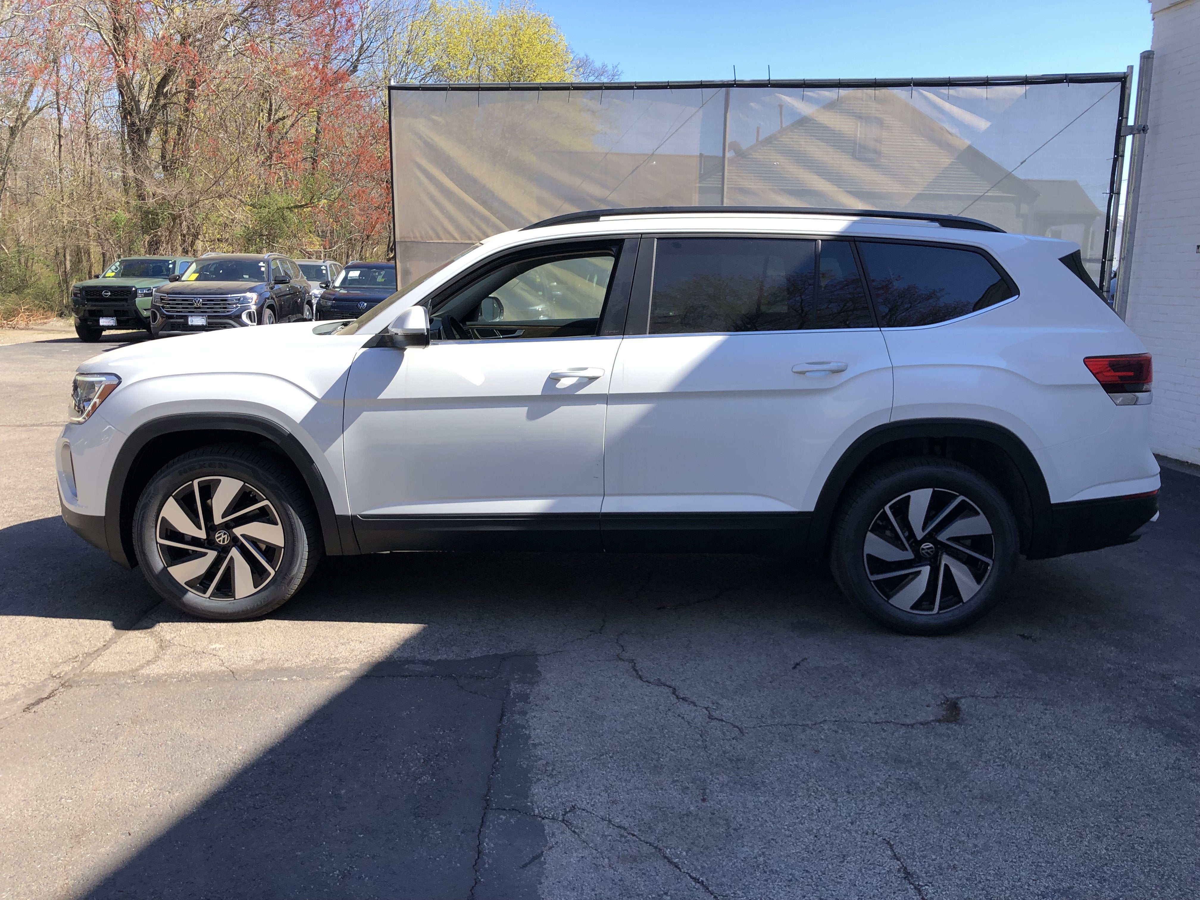 2026 Volkswagen Atlas 2.0T SE w/Technology w/captains chairs