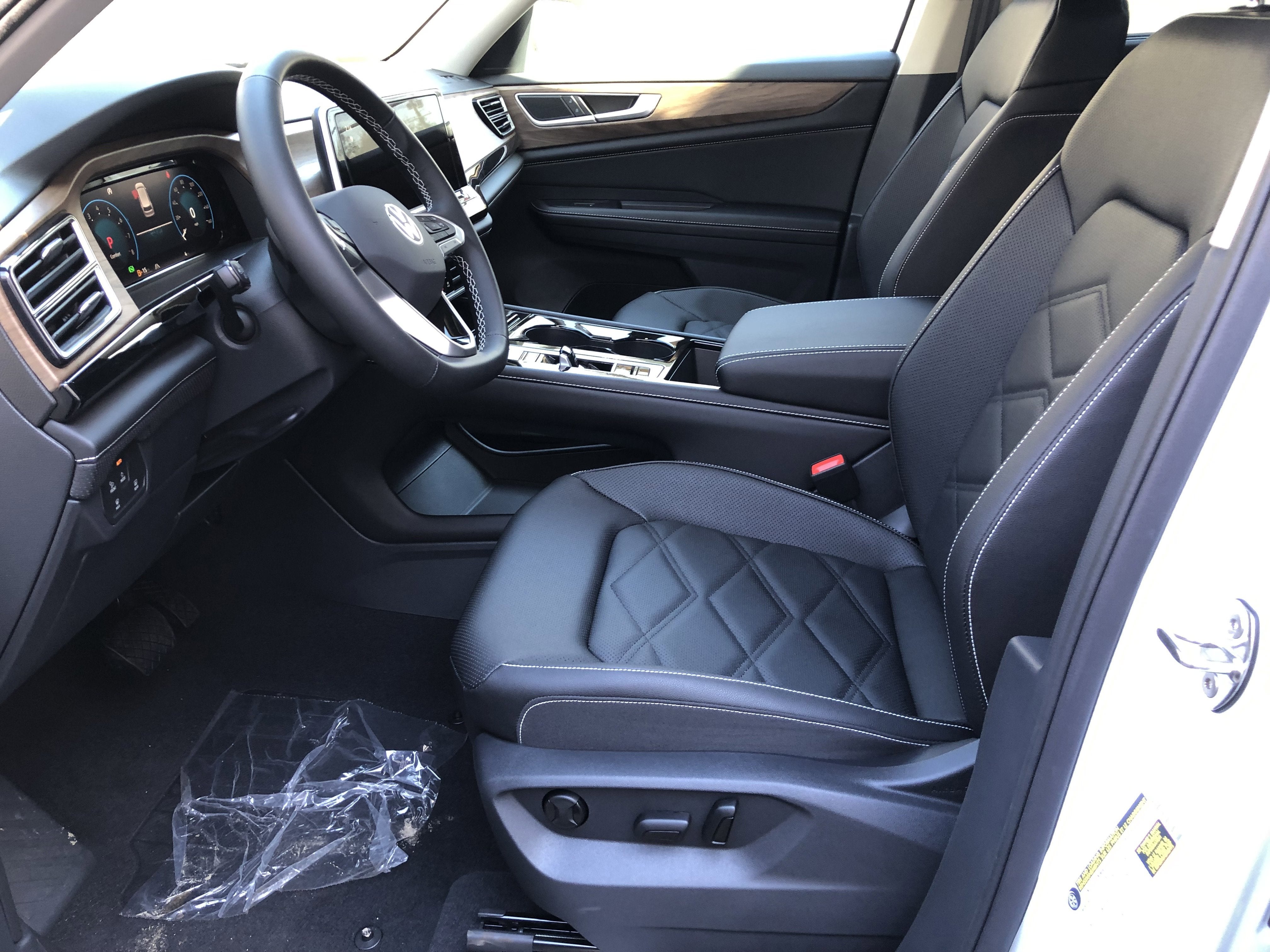 2026 Volkswagen Atlas 2.0T SE w/Technology w/captains chairs