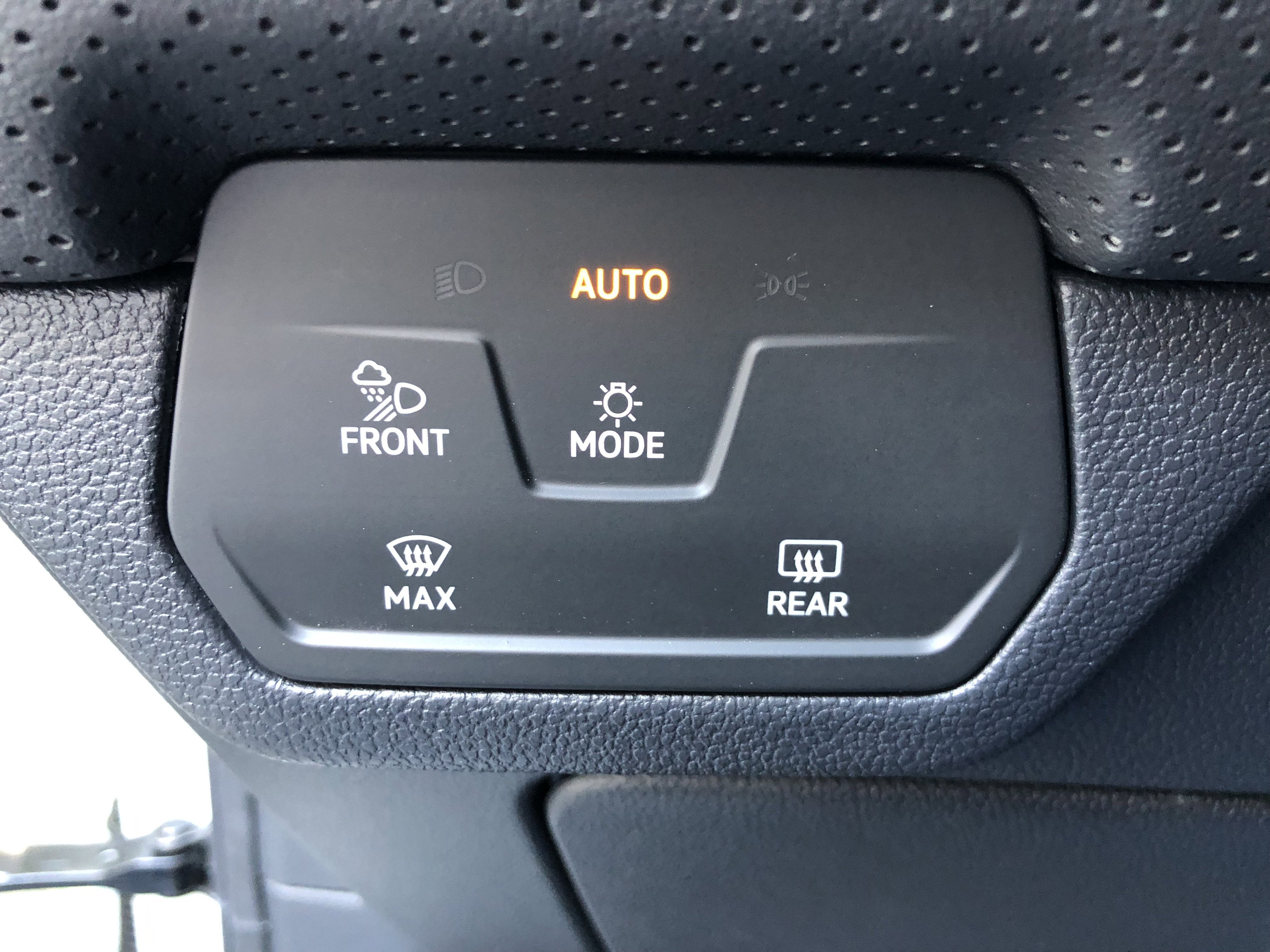 2026 Volkswagen Atlas 2.0T SE w/Technology w/captains chairs