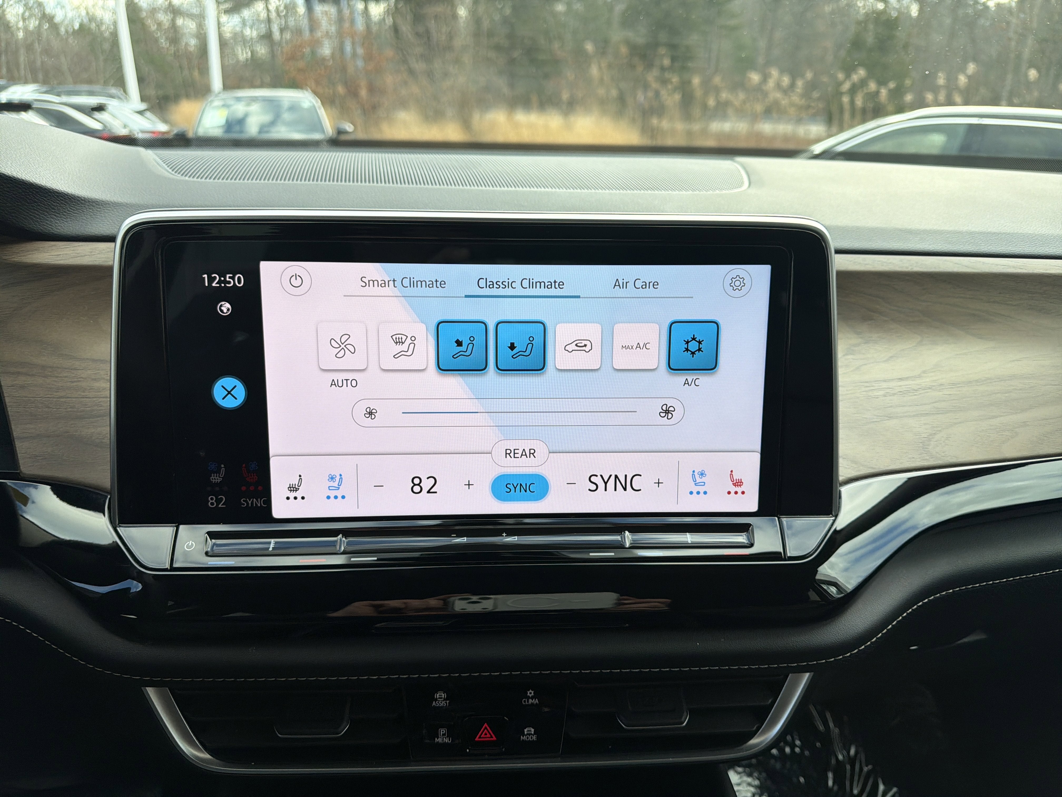 2024 Volkswagen Atlas 2.0T SE w/Technology w/ Captains Chairs