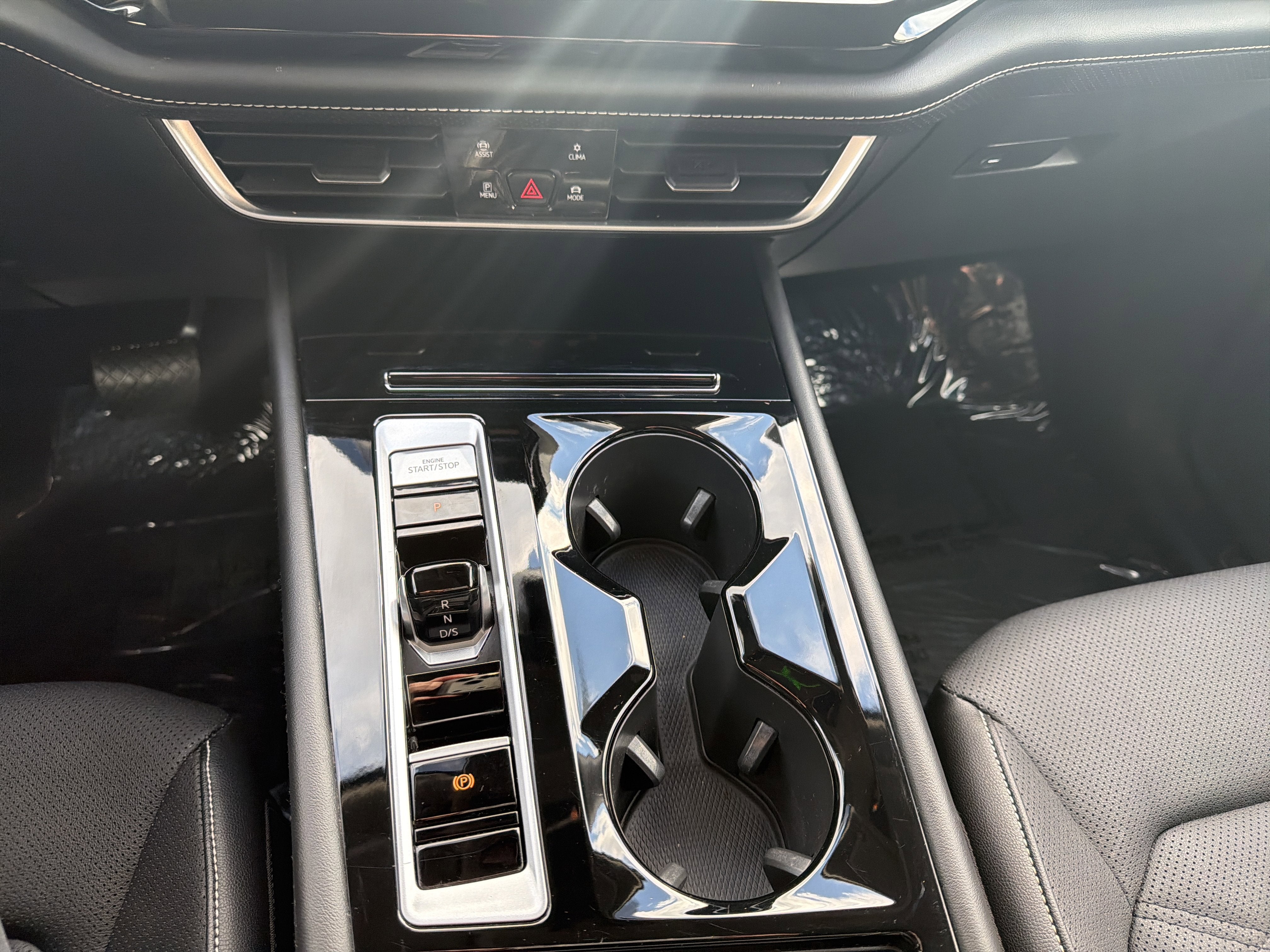 2024 Volkswagen Atlas 2.0T SE w/Technology w/ Captains Chairs