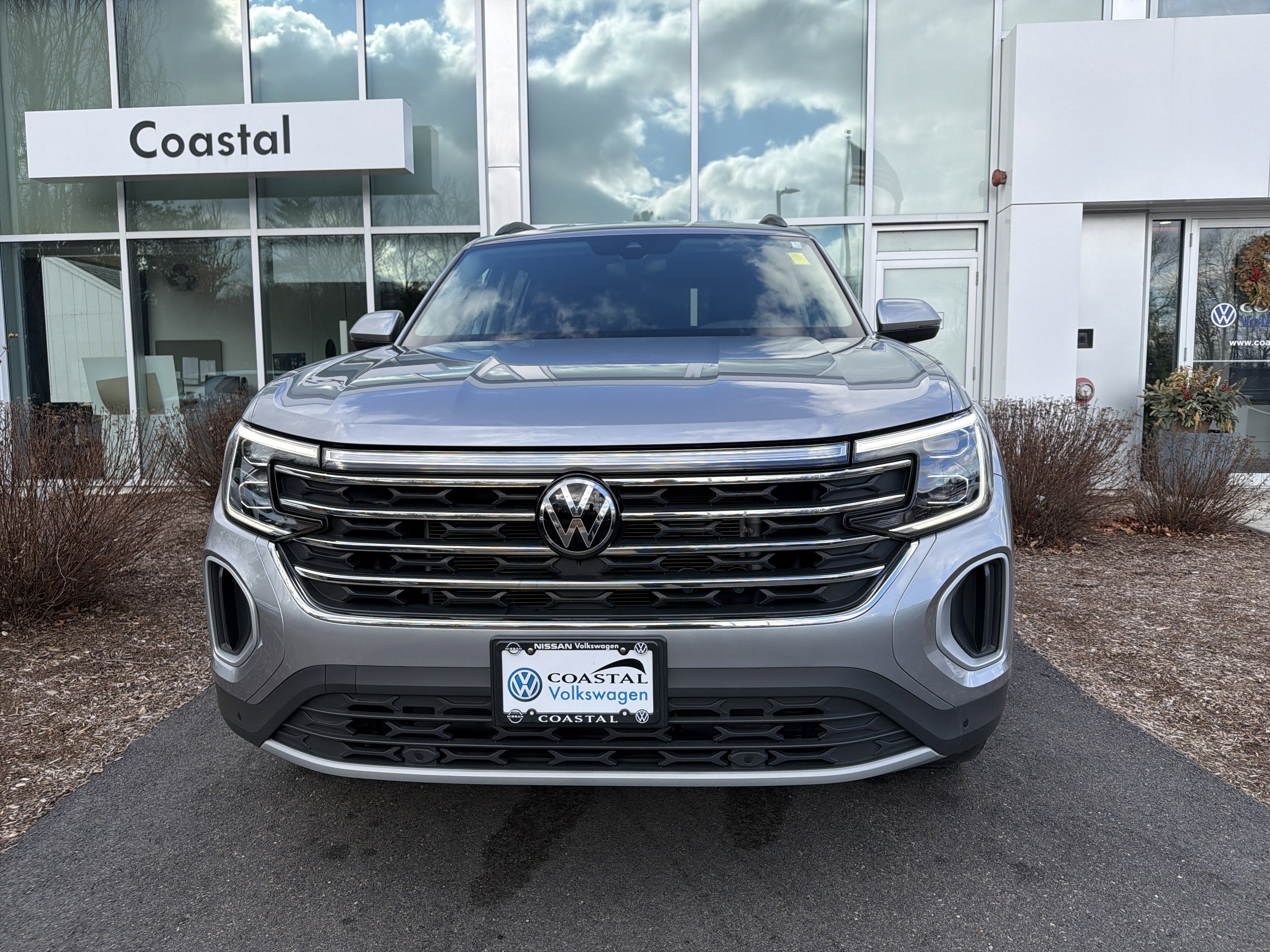 2024 Volkswagen Atlas 2.0T SE w/Technology w/ Captains Chairs