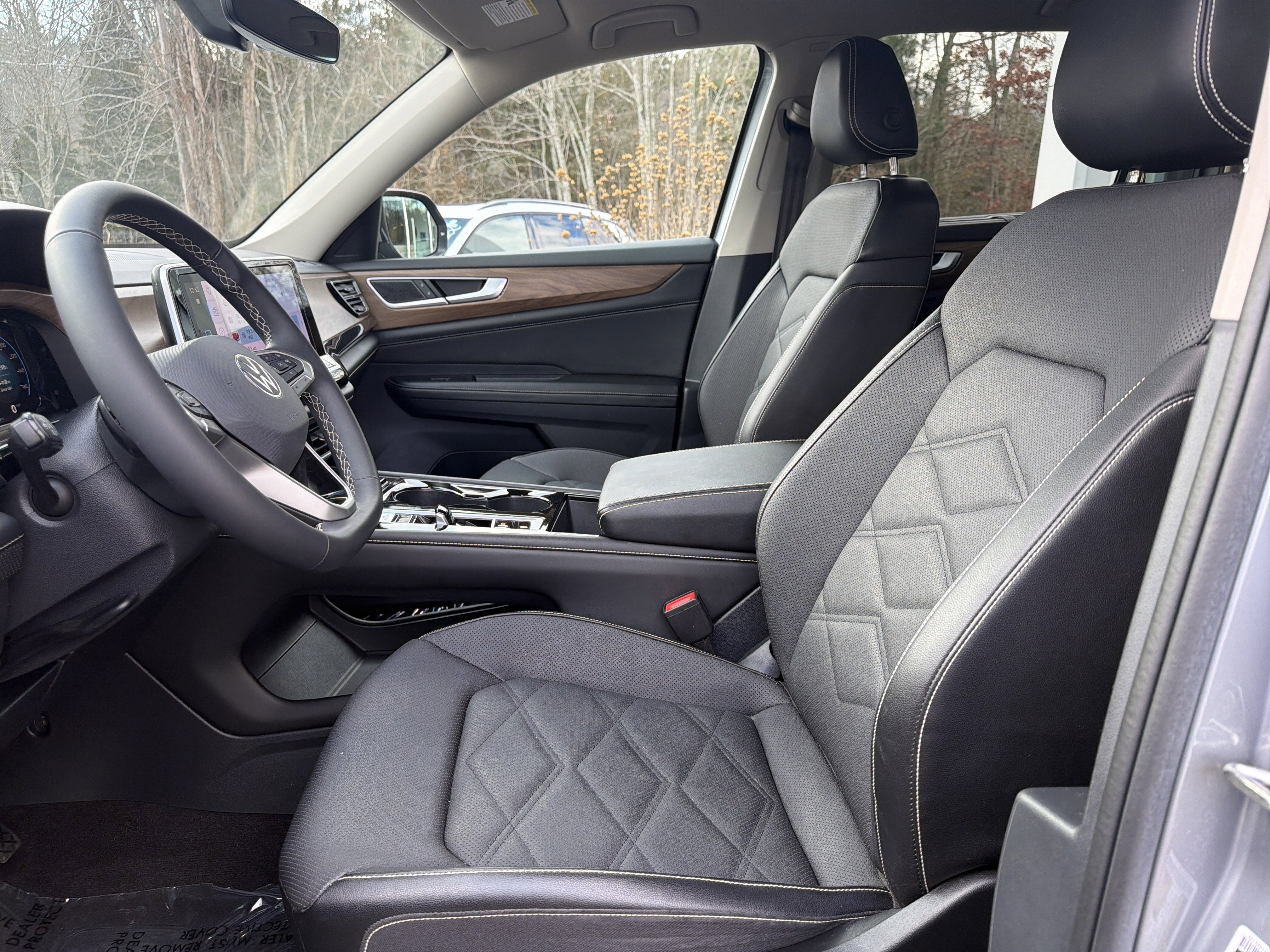 2024 Volkswagen Atlas 2.0T SE w/Technology w/ Captains Chairs