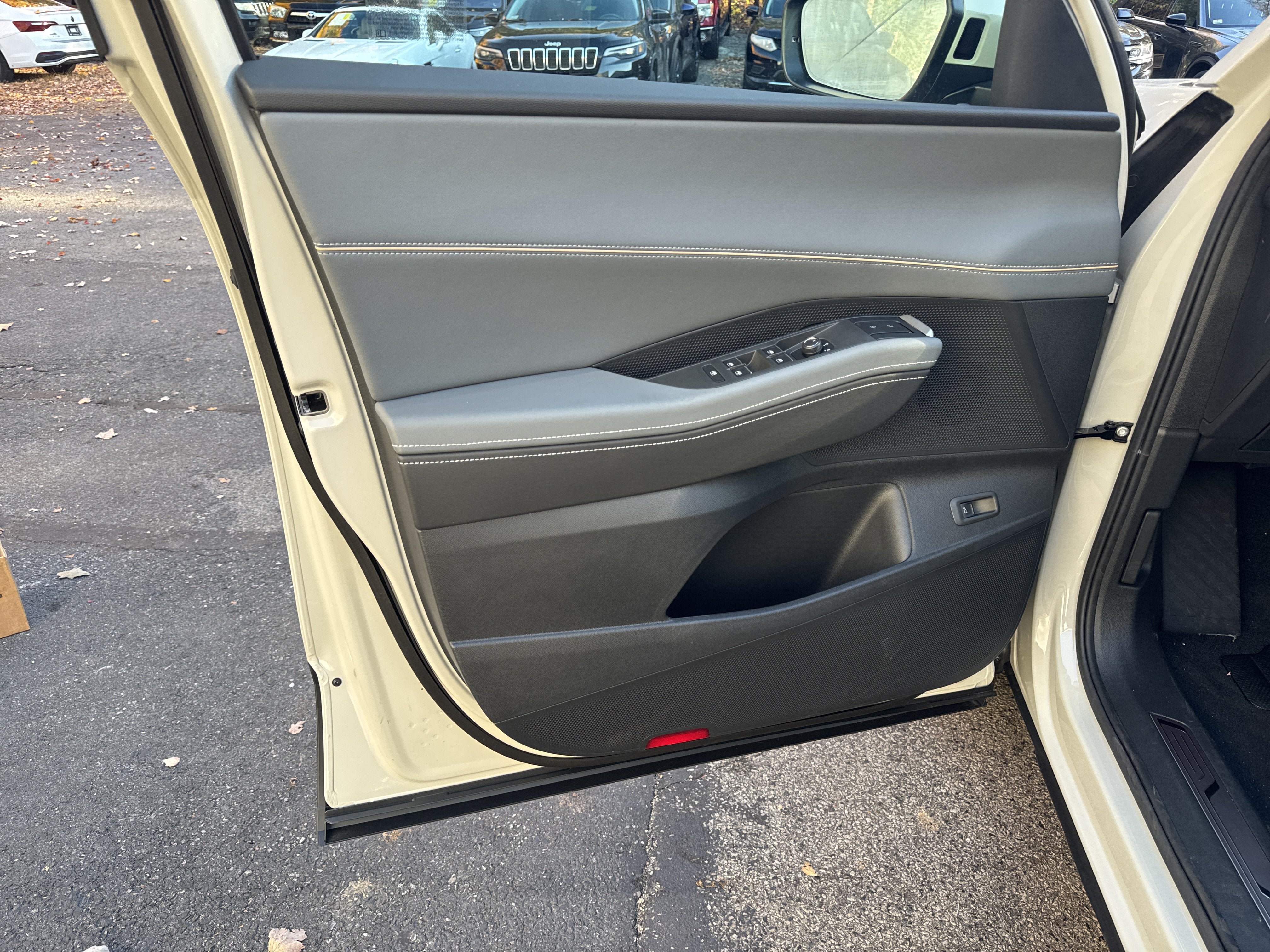 2027 Volkswagen Atlas SE w/Technology w/panoramic sunroof
