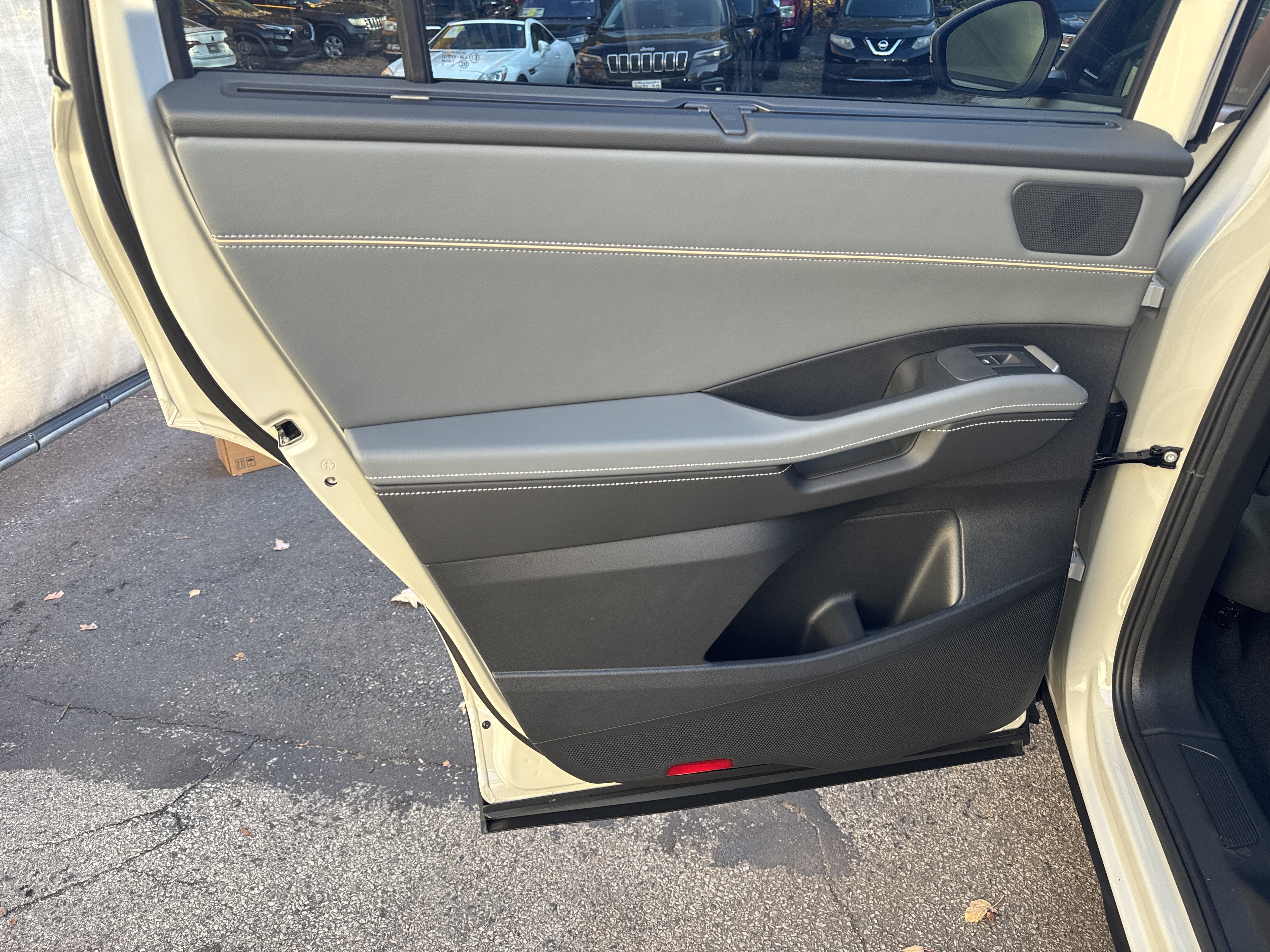 2027 Volkswagen Atlas SE w/Technology w/panoramic sunroof
