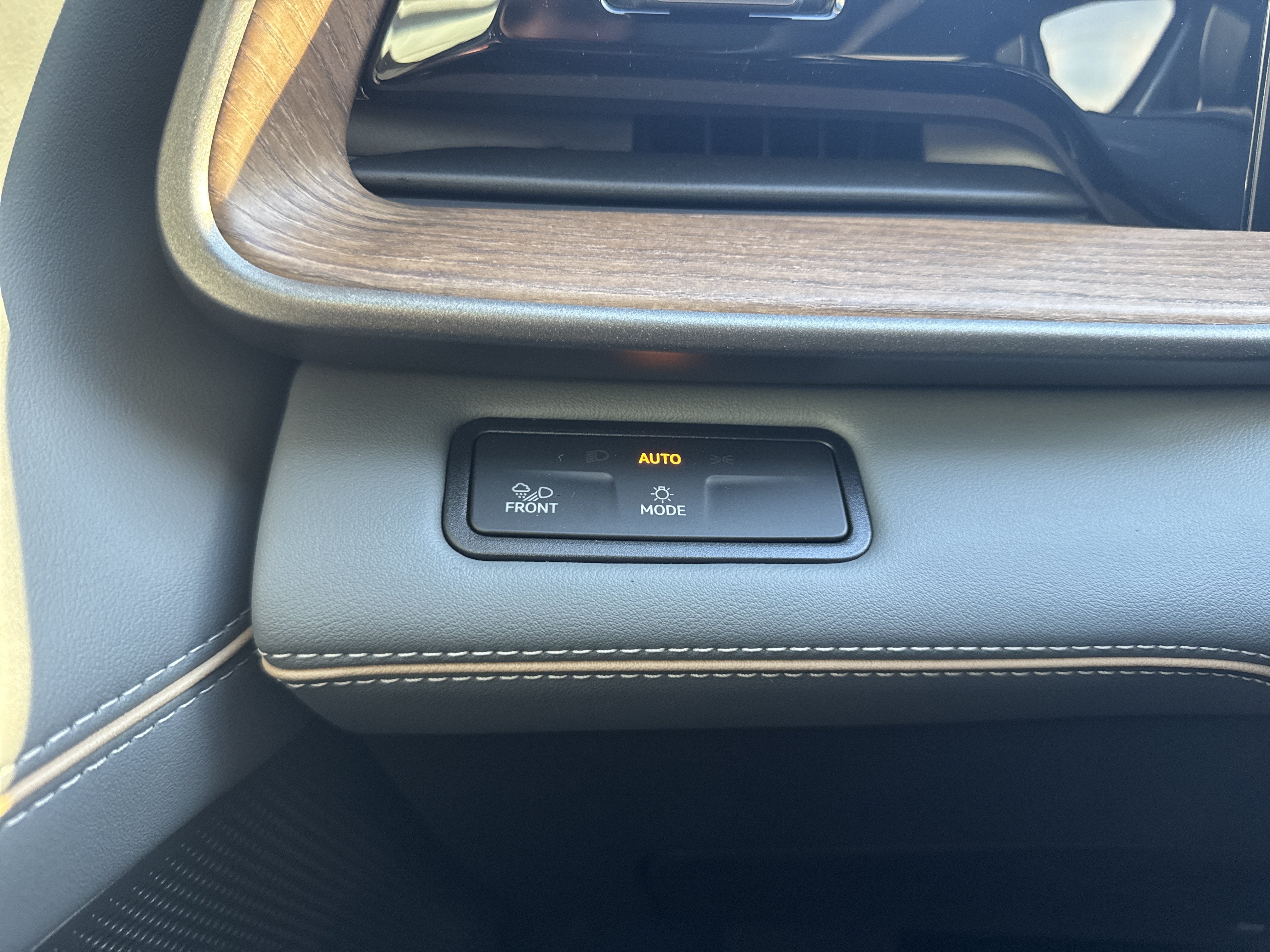 2027 Volkswagen Atlas SE w/Technology w/panoramic sunroof