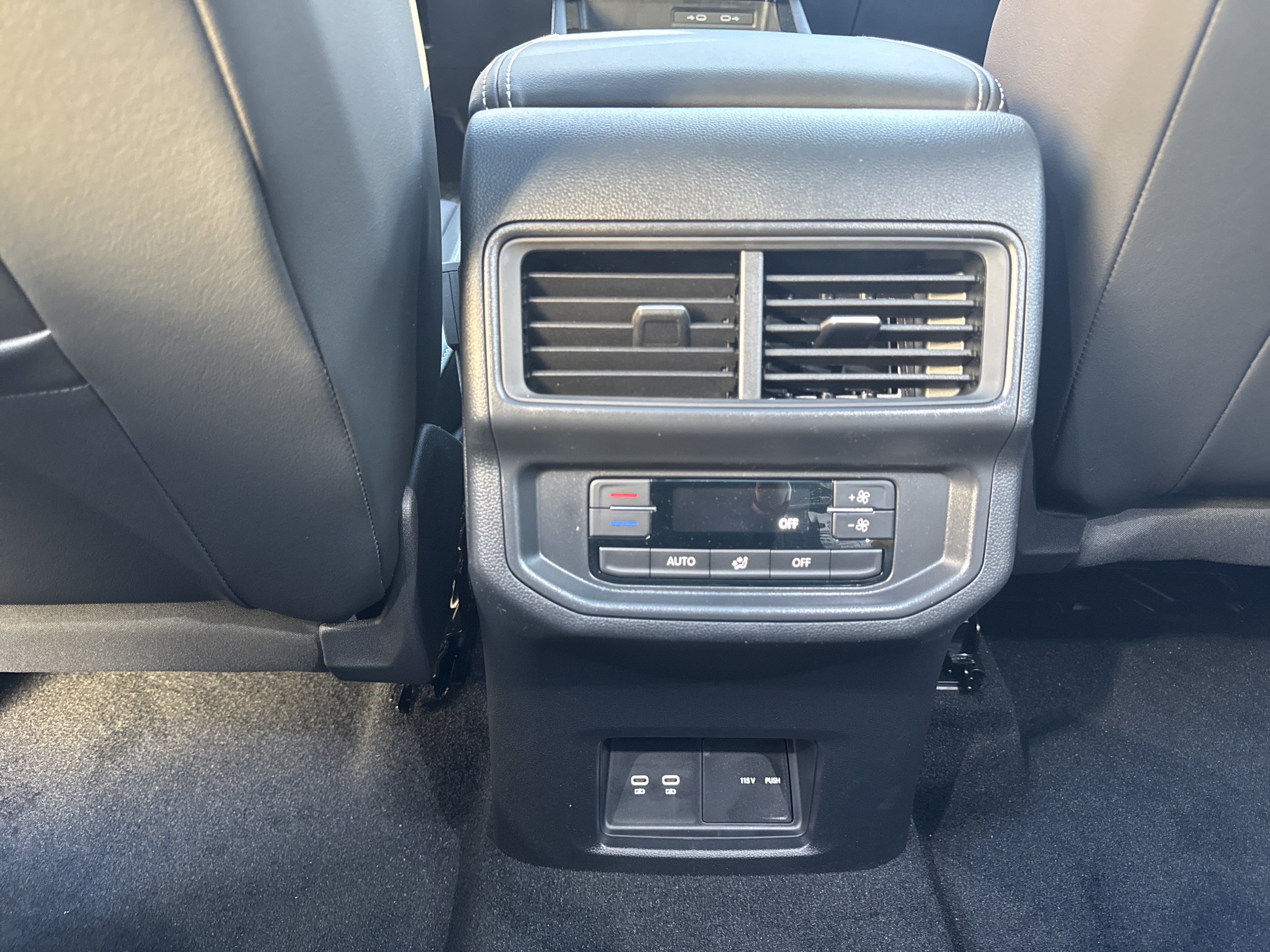 2027 Volkswagen Atlas SE w/Technology w/panoramic sunroof