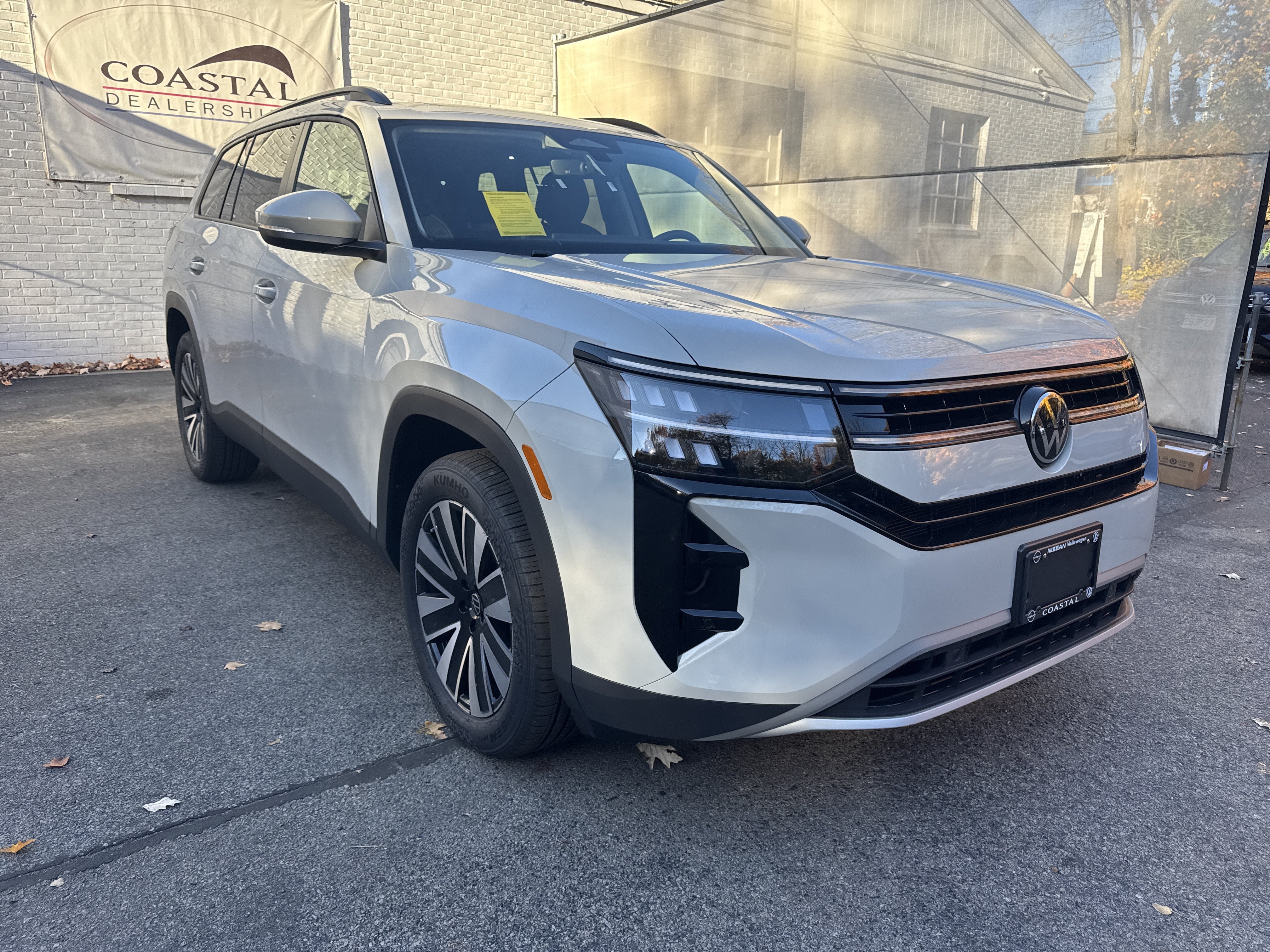 2027 Volkswagen Atlas SE w/Technology w/panoramic sunroof