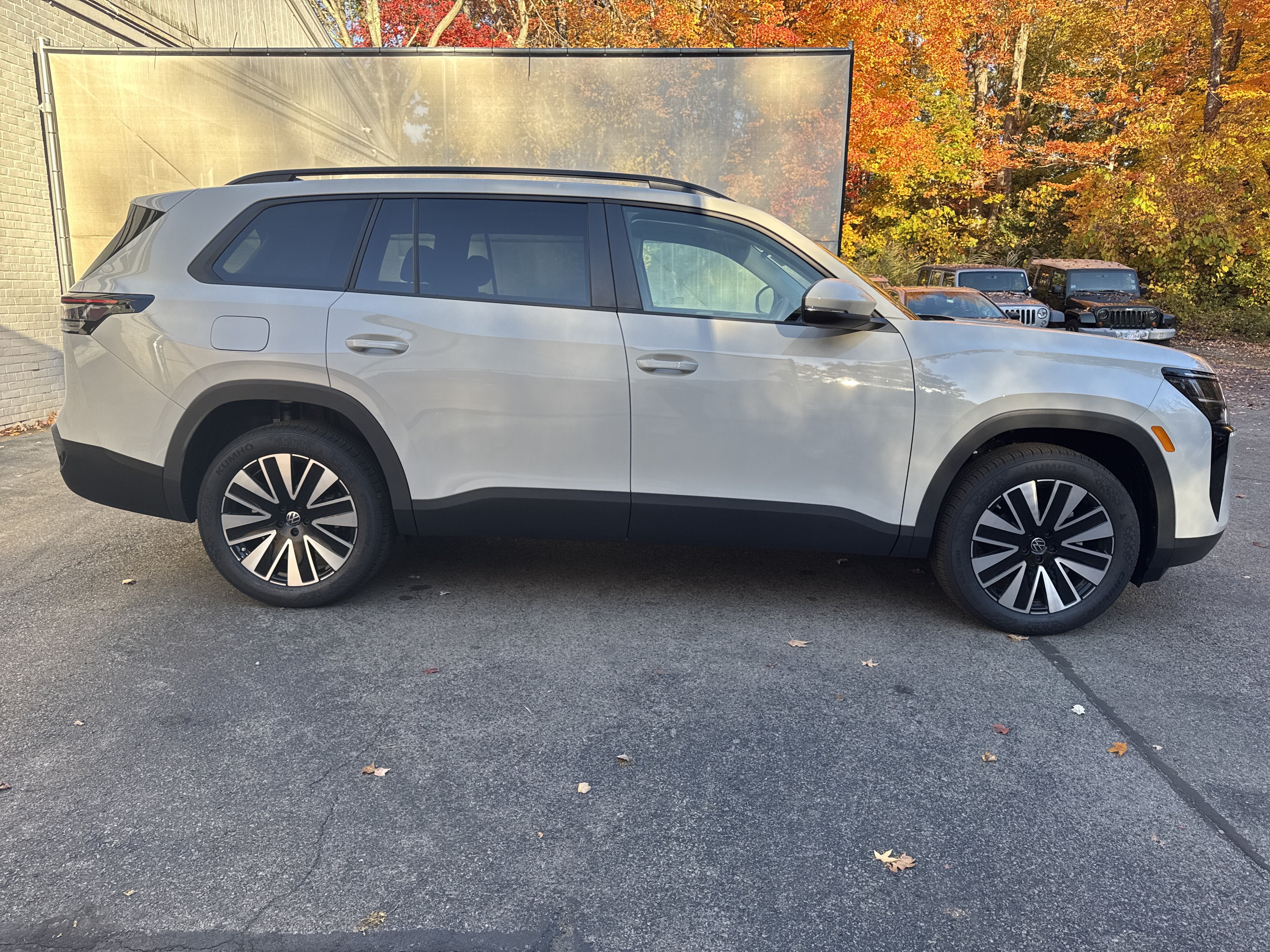 2027 Volkswagen Atlas SE w/Technology w/panoramic sunroof