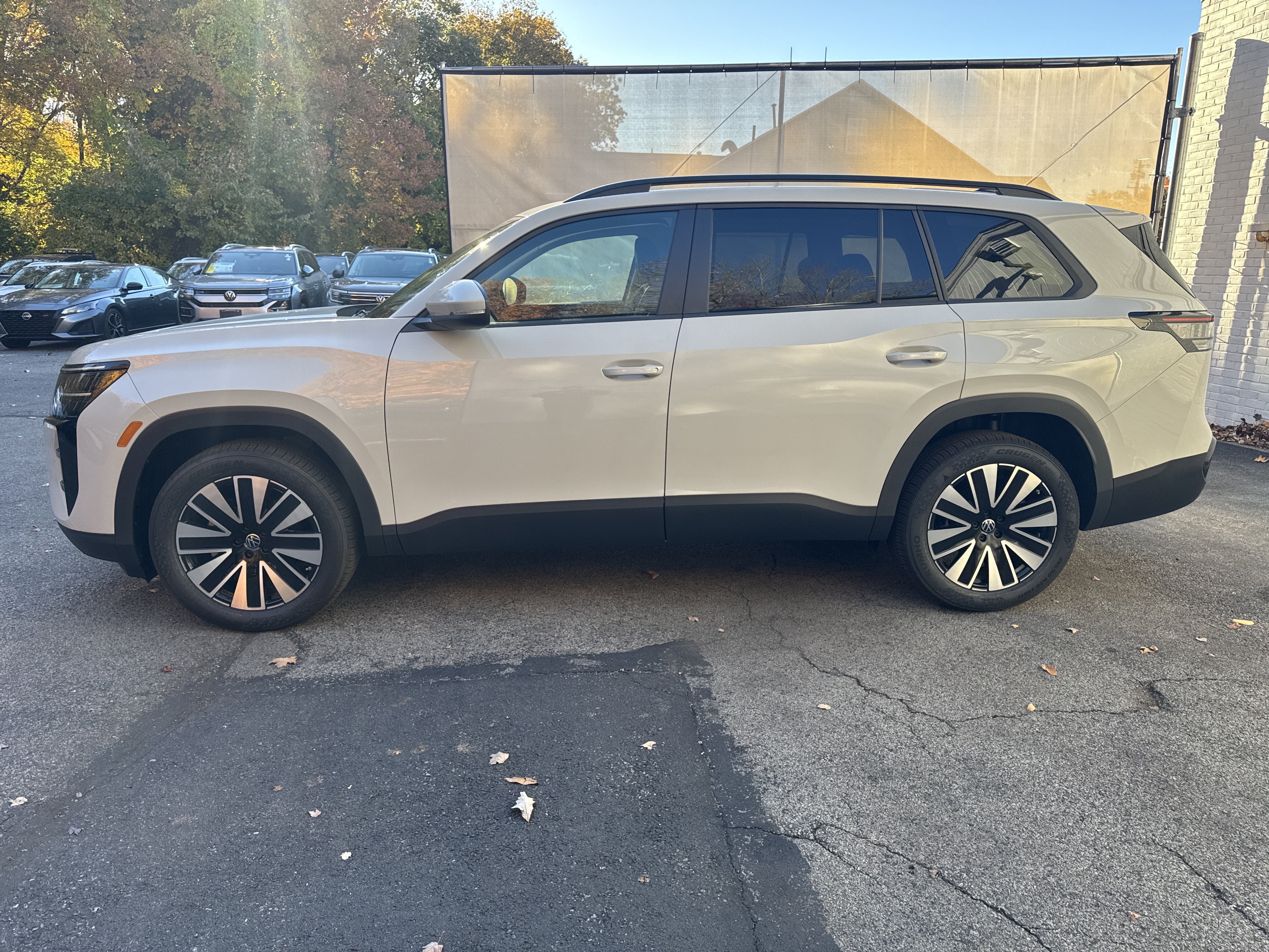 2027 Volkswagen Atlas SE w/Technology w/panoramic sunroof