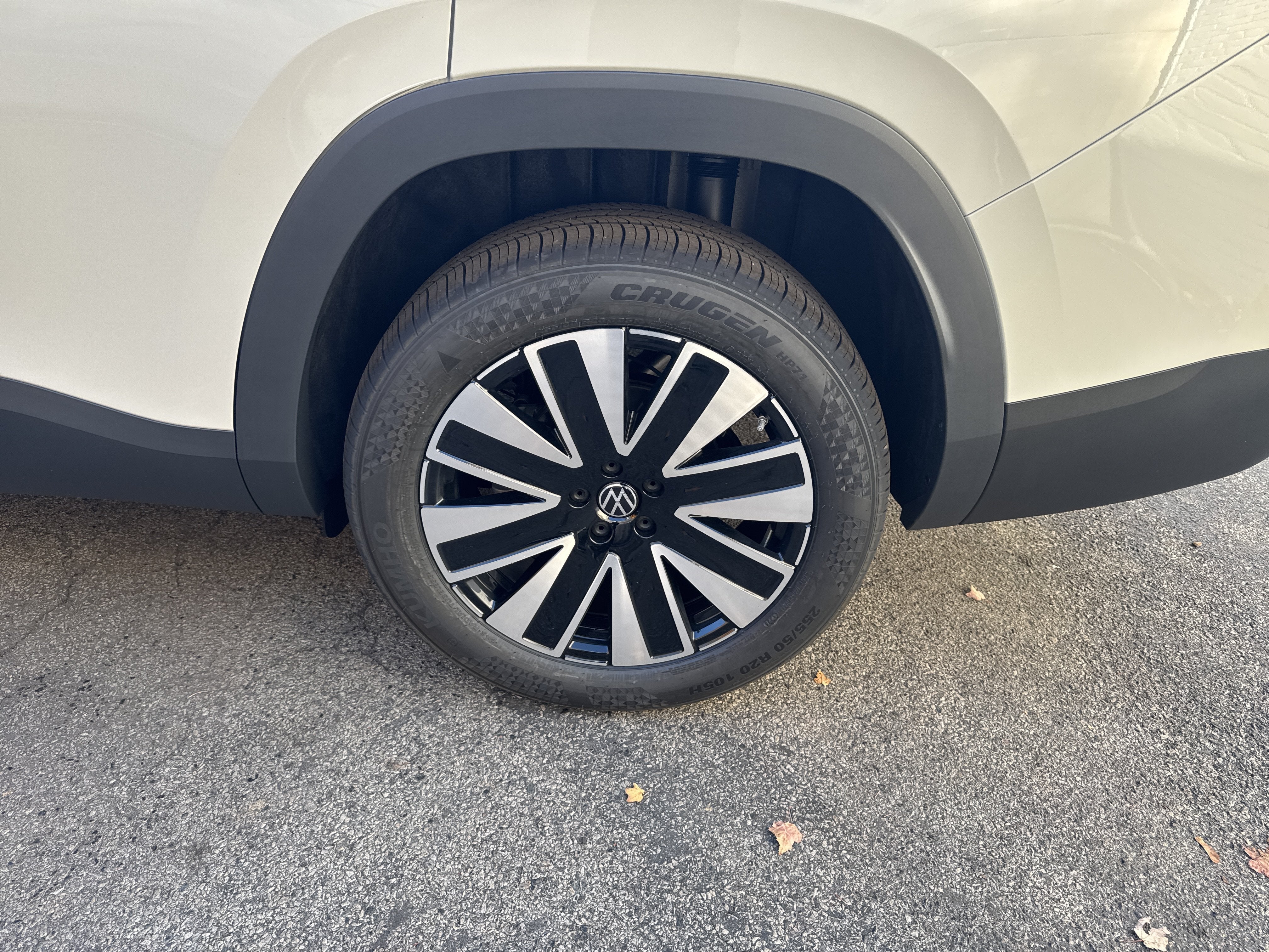2027 Volkswagen Atlas SE w/Technology w/panoramic sunroof
