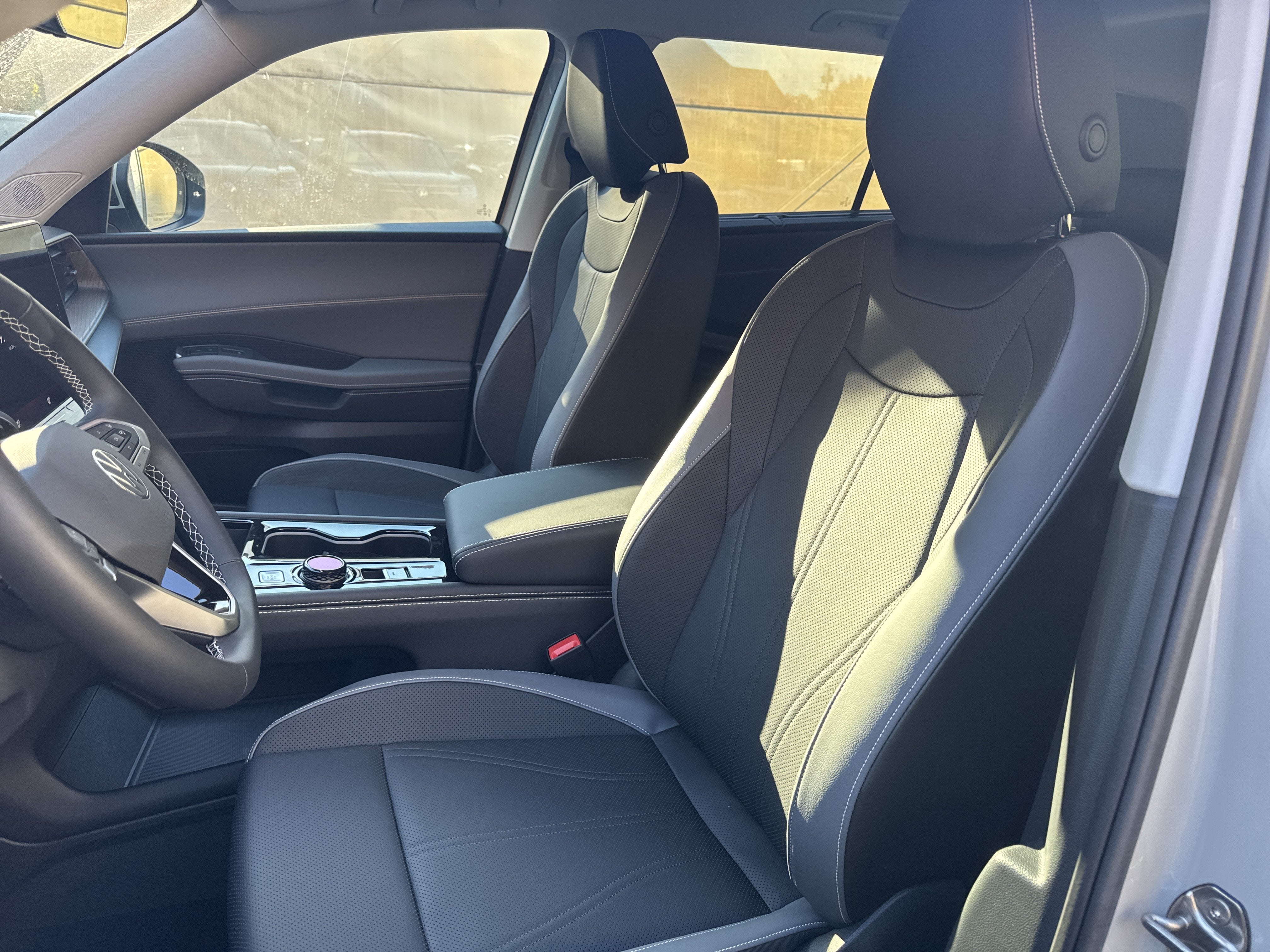 2027 Volkswagen Atlas SE w/Technology w/panoramic sunroof
