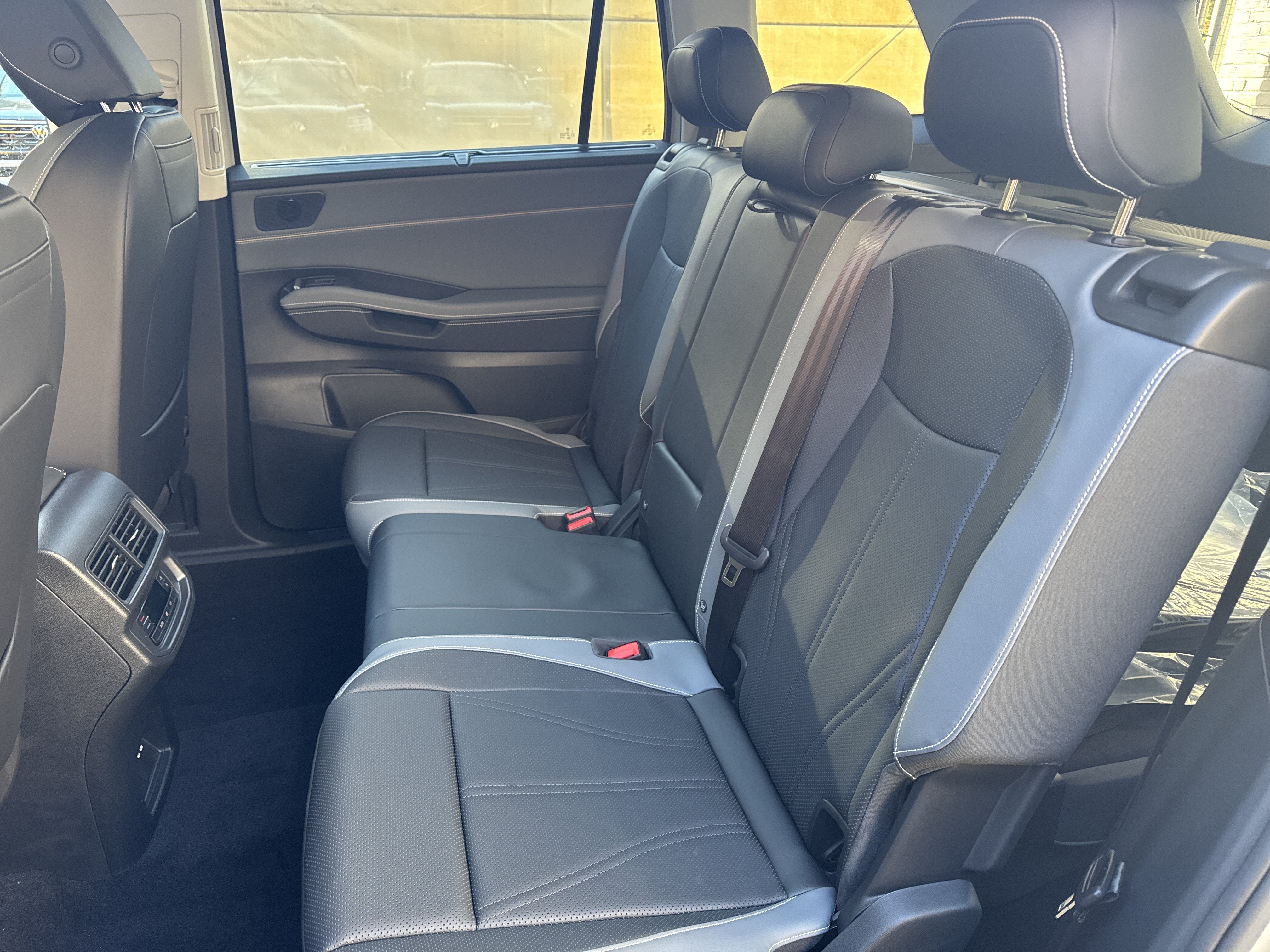 2027 Volkswagen Atlas SE w/Technology w/panoramic sunroof