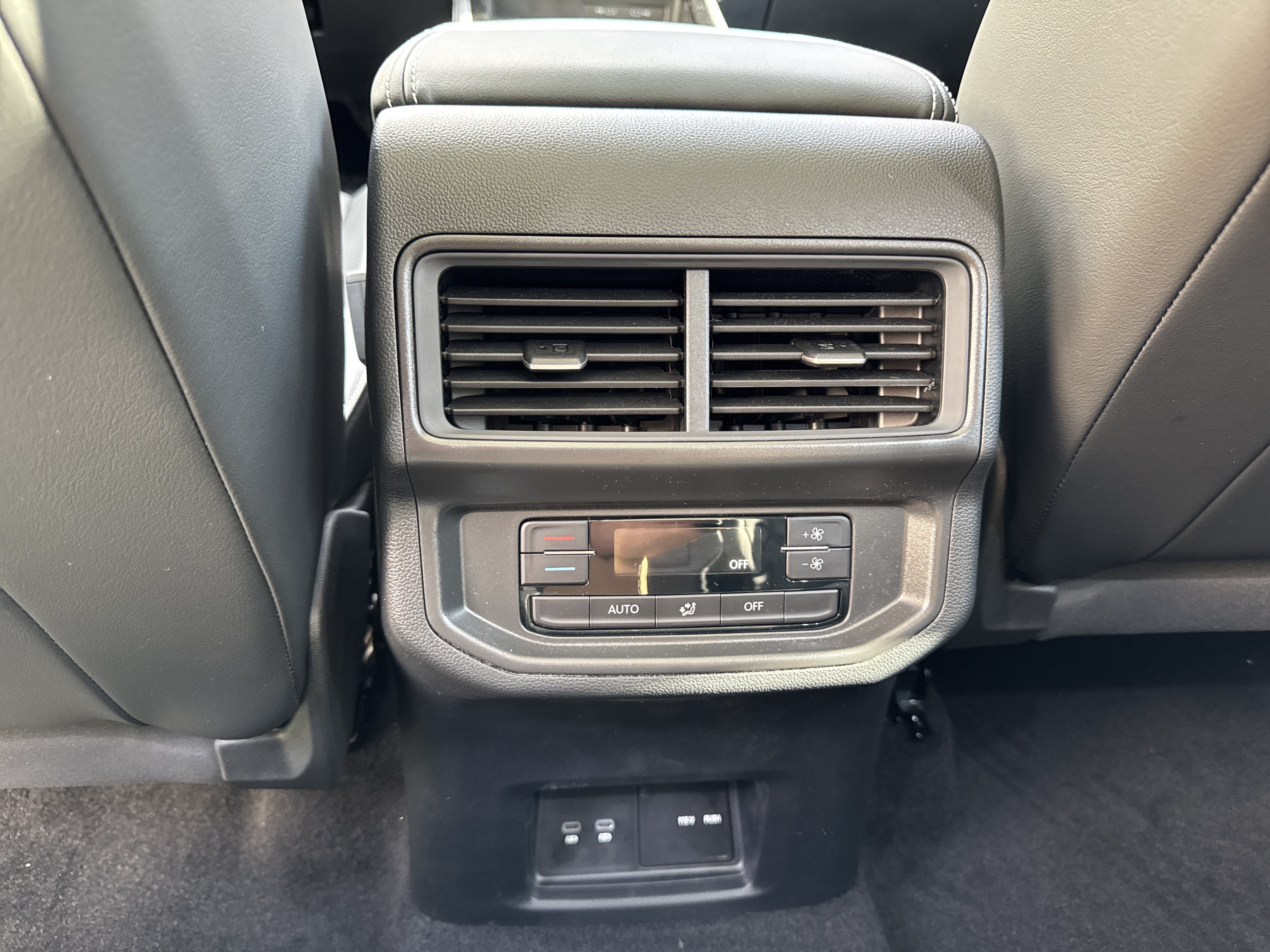 2027 Volkswagen Atlas SE w/Technology