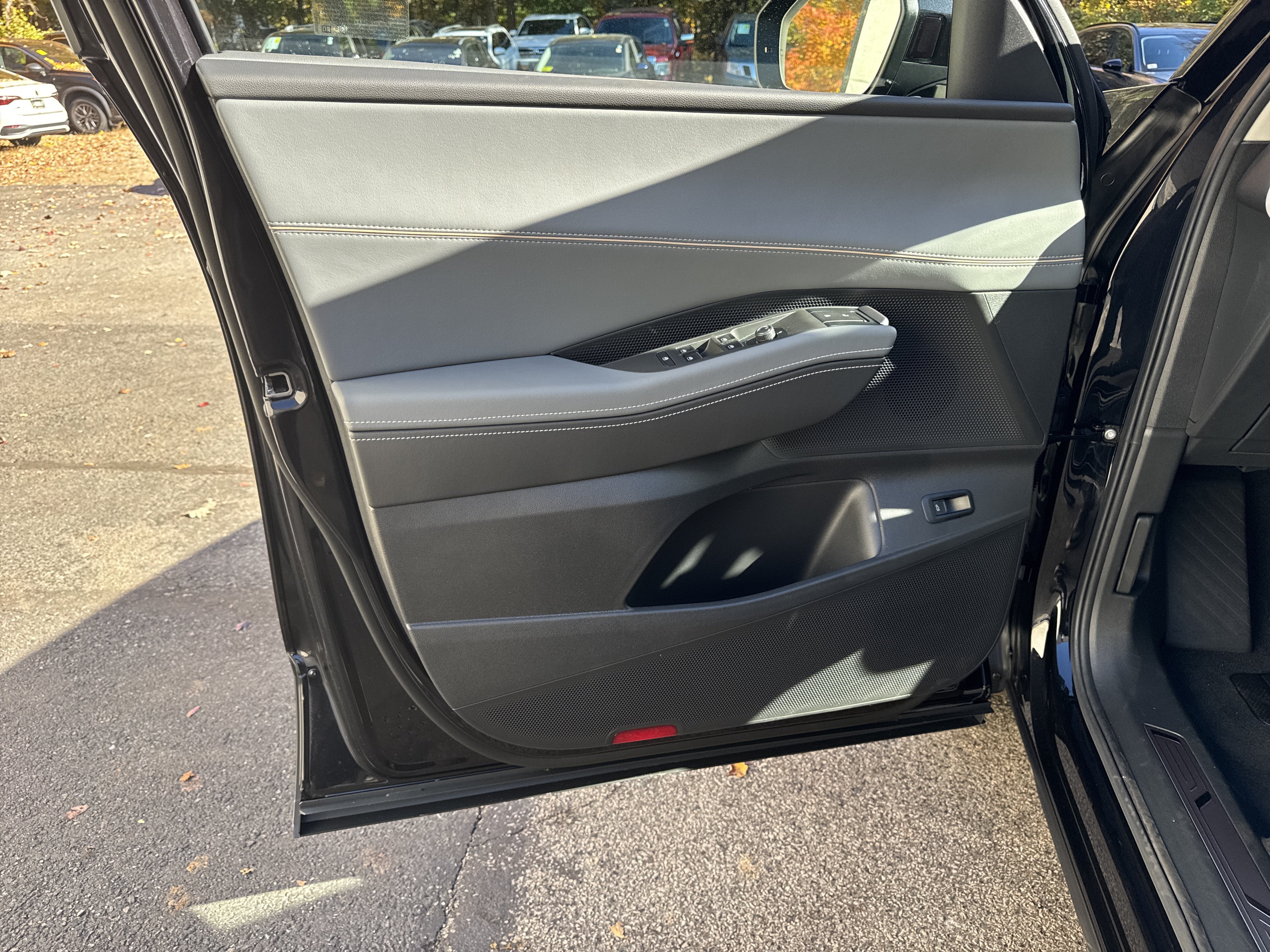 2027 Volkswagen Atlas SE w/Technology w/captains chairs and panoramic sunroof