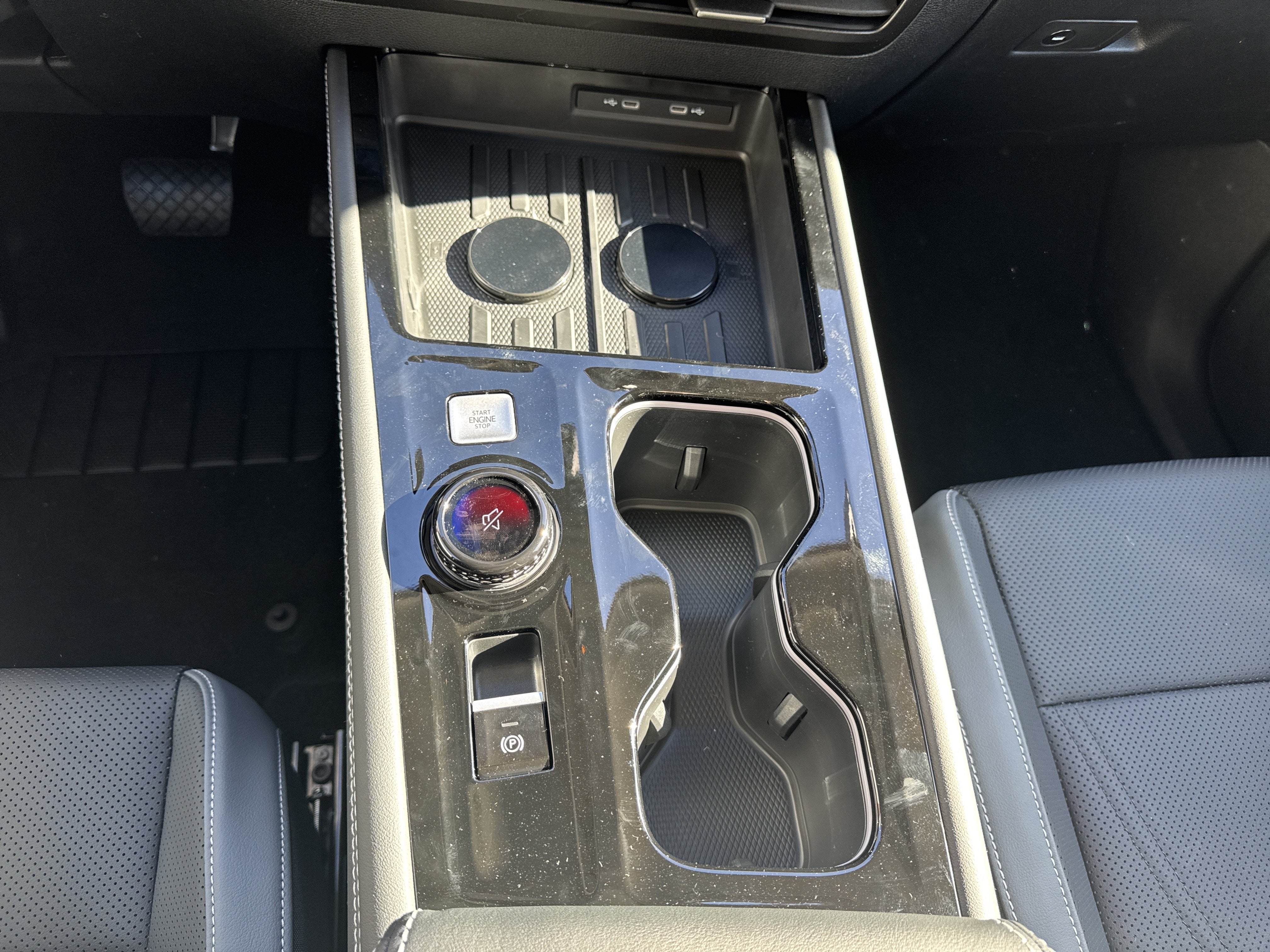 2027 Volkswagen Atlas SE w/Technology w/captains chairs and panoramic sunroof