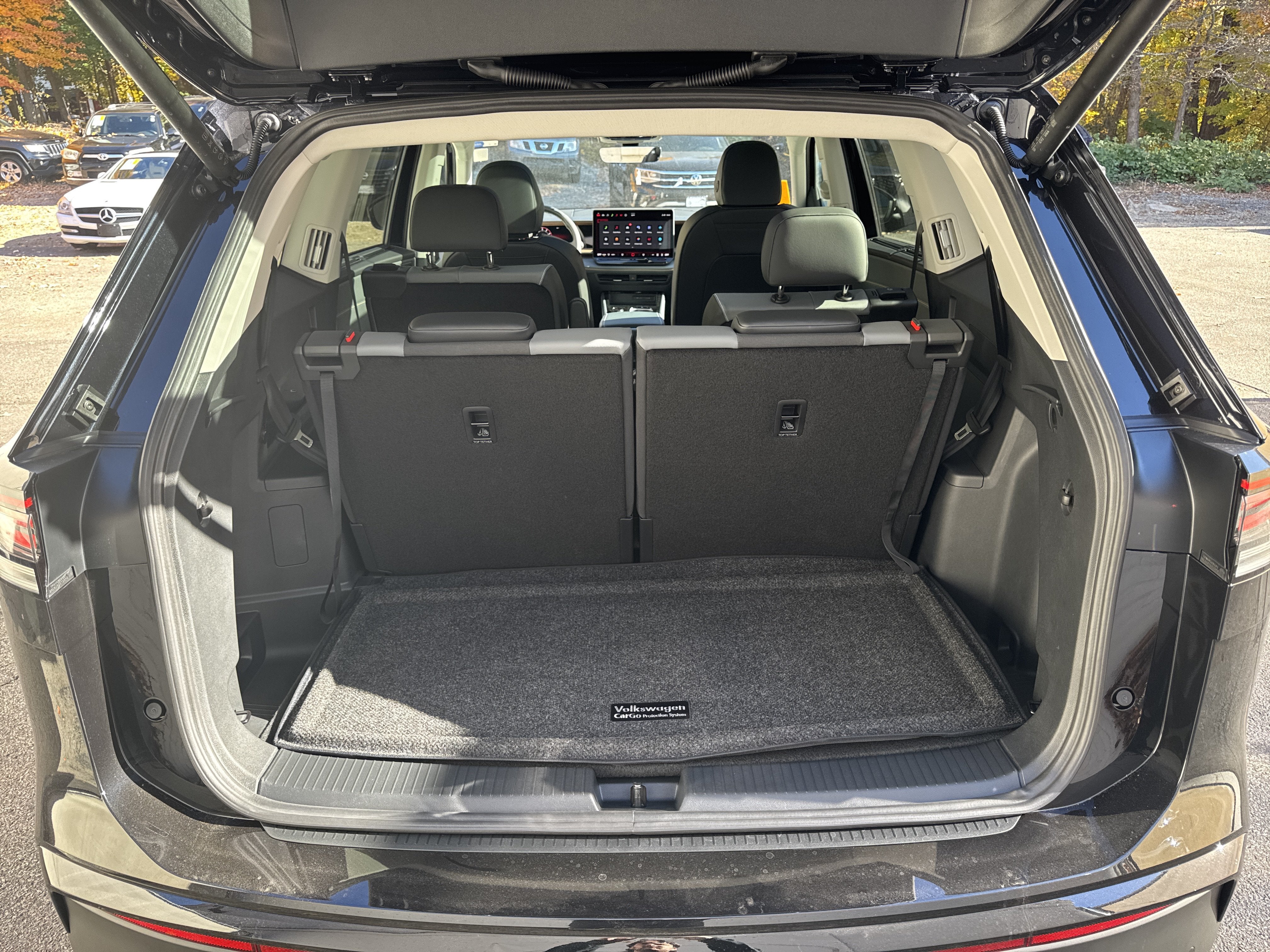 2027 Volkswagen Atlas SE w/Technology w/captains chairs and panoramic sunroof