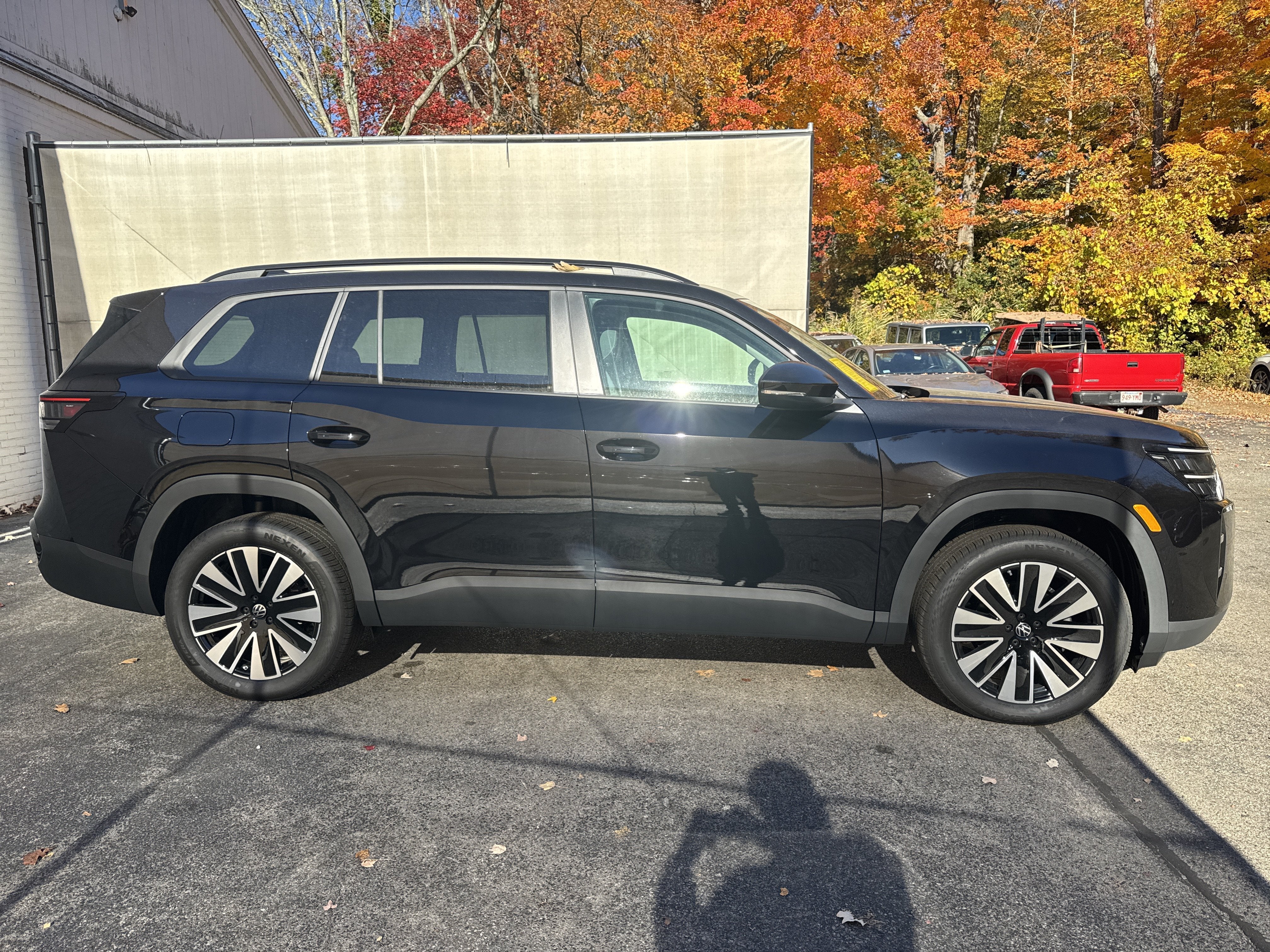 2027 Volkswagen Atlas SE w/Technology w/captains chairs and panoramic sunroof