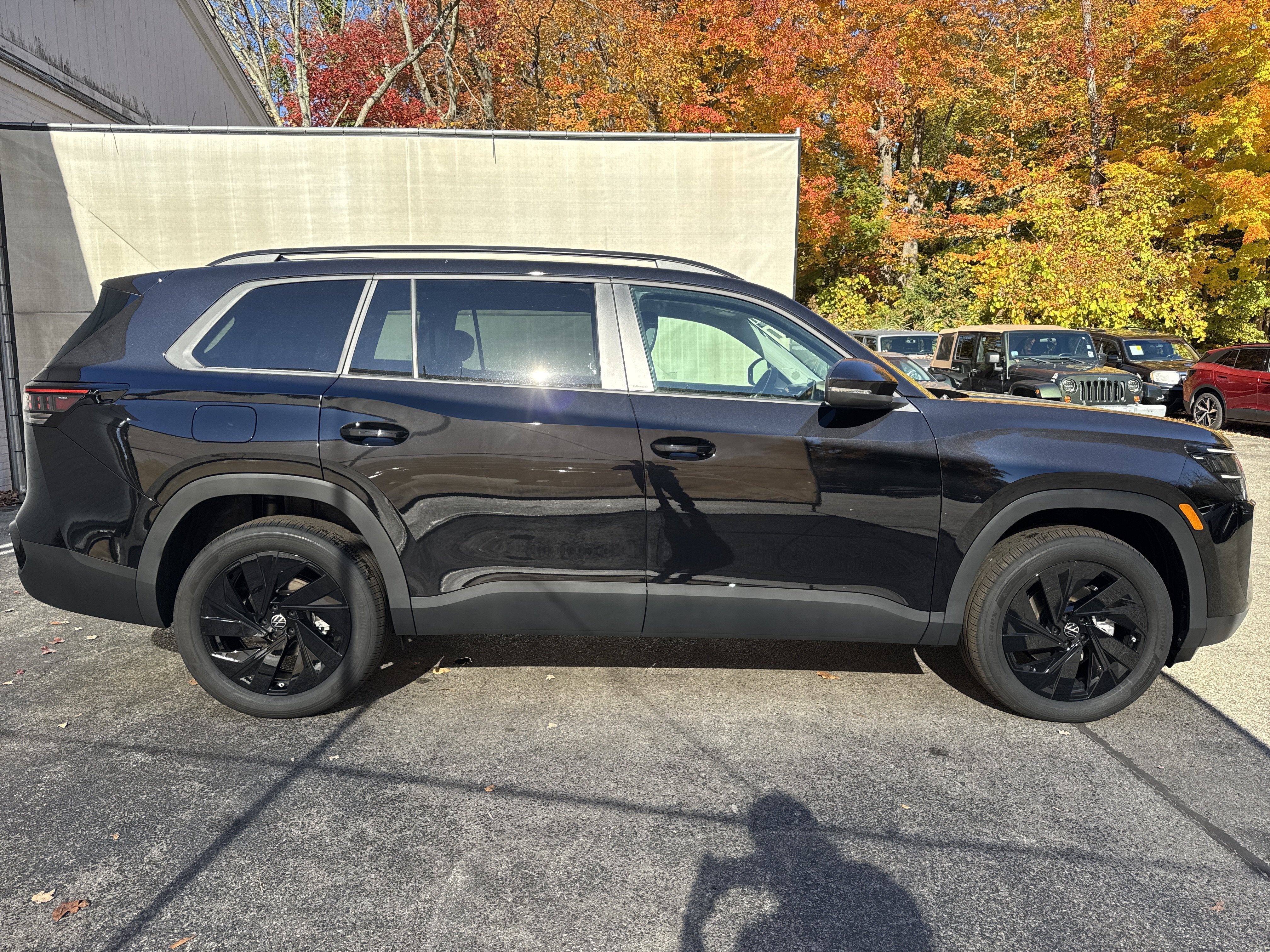 2027 Volkswagen Atlas SE w/Technology w/panoramic sunroof and black wheel package
