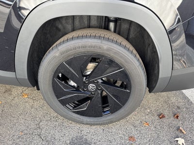 2027 Volkswagen Atlas SE w/Technology w/panoramic sunroof and black wheel package