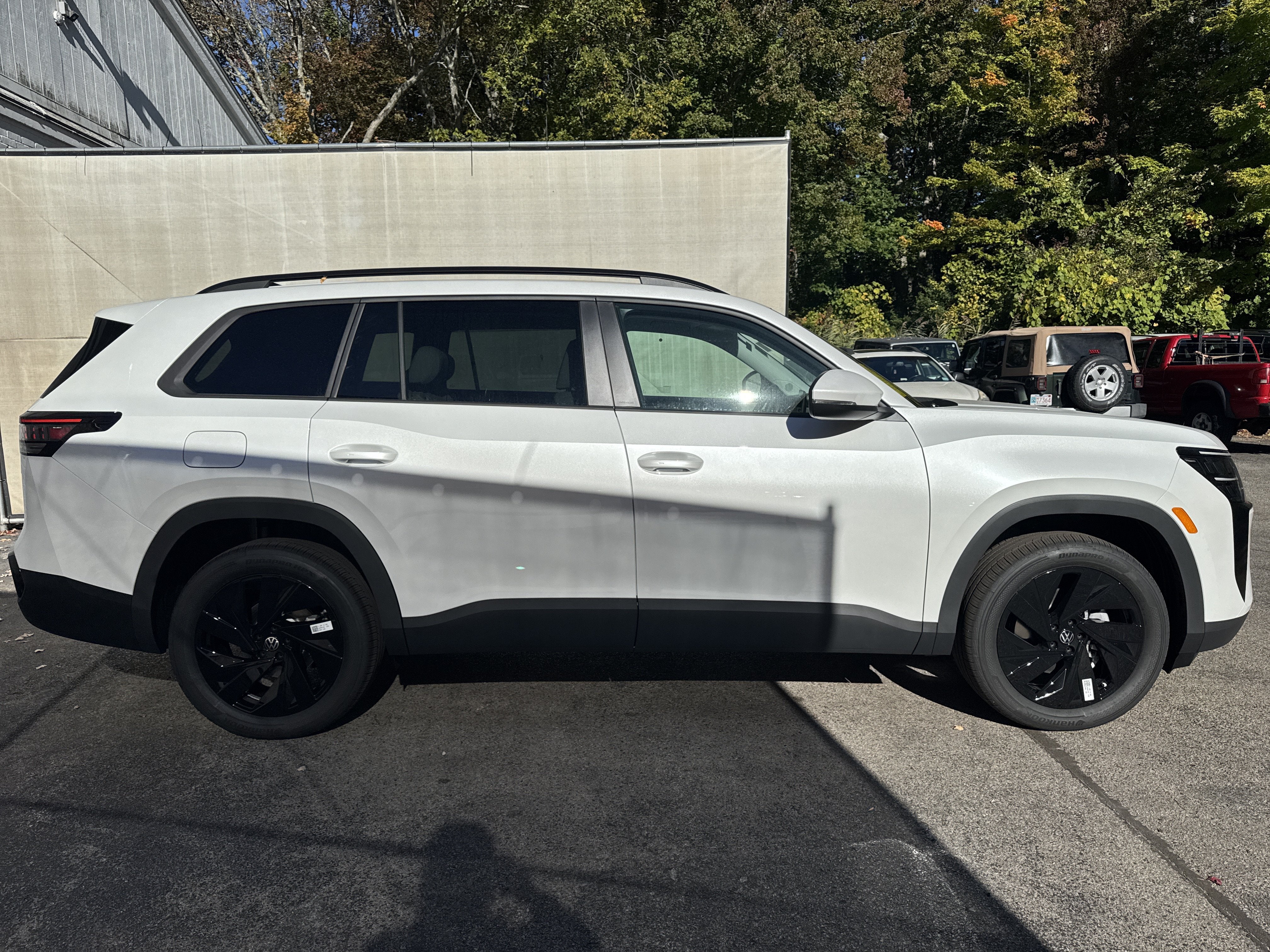 2027 Volkswagen Atlas SE w/Technology w/panoramic sunroof and black wheel package