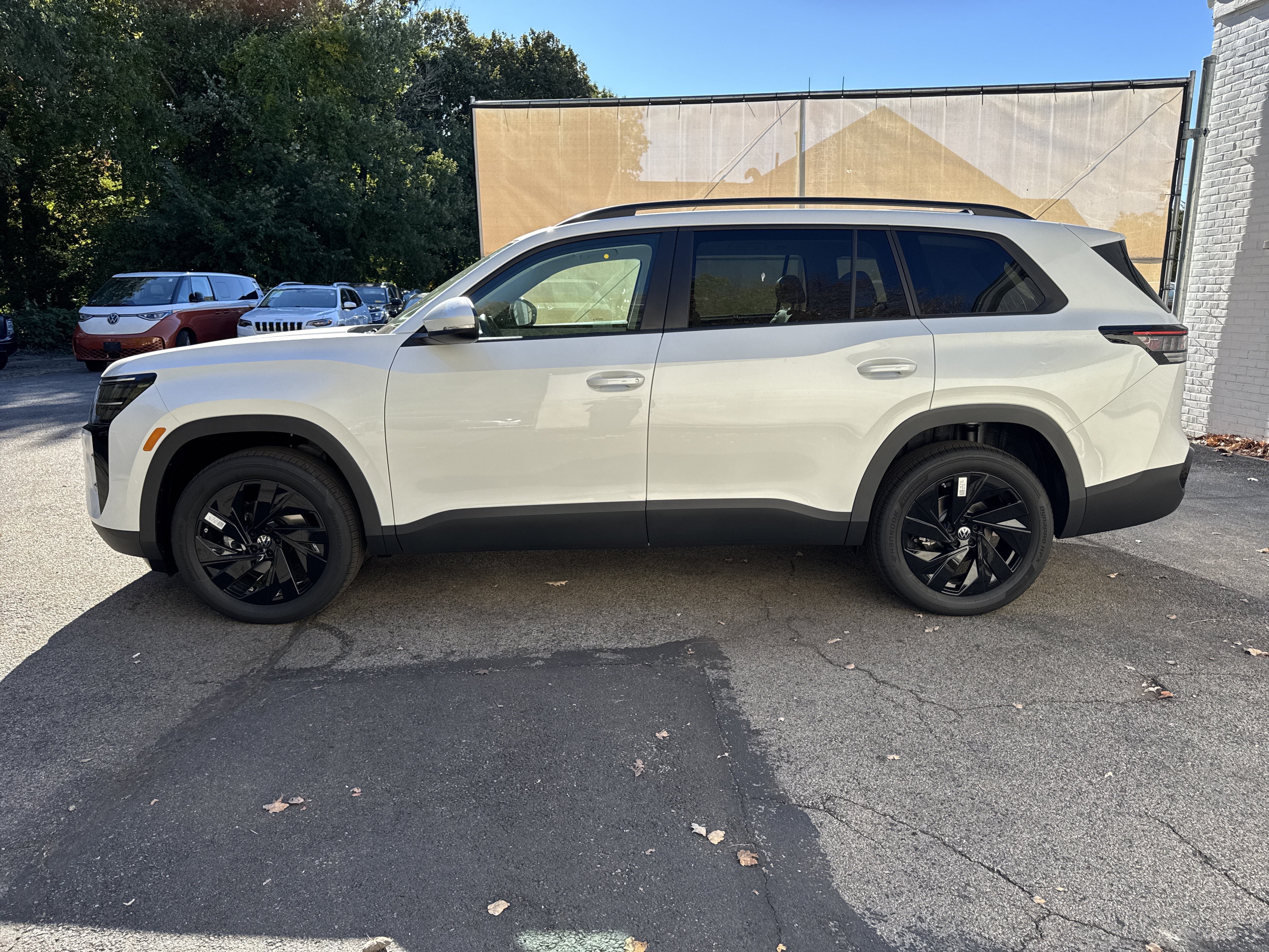 2027 Volkswagen Atlas SE w/Technology w/panoramic sunroof and black wheel package