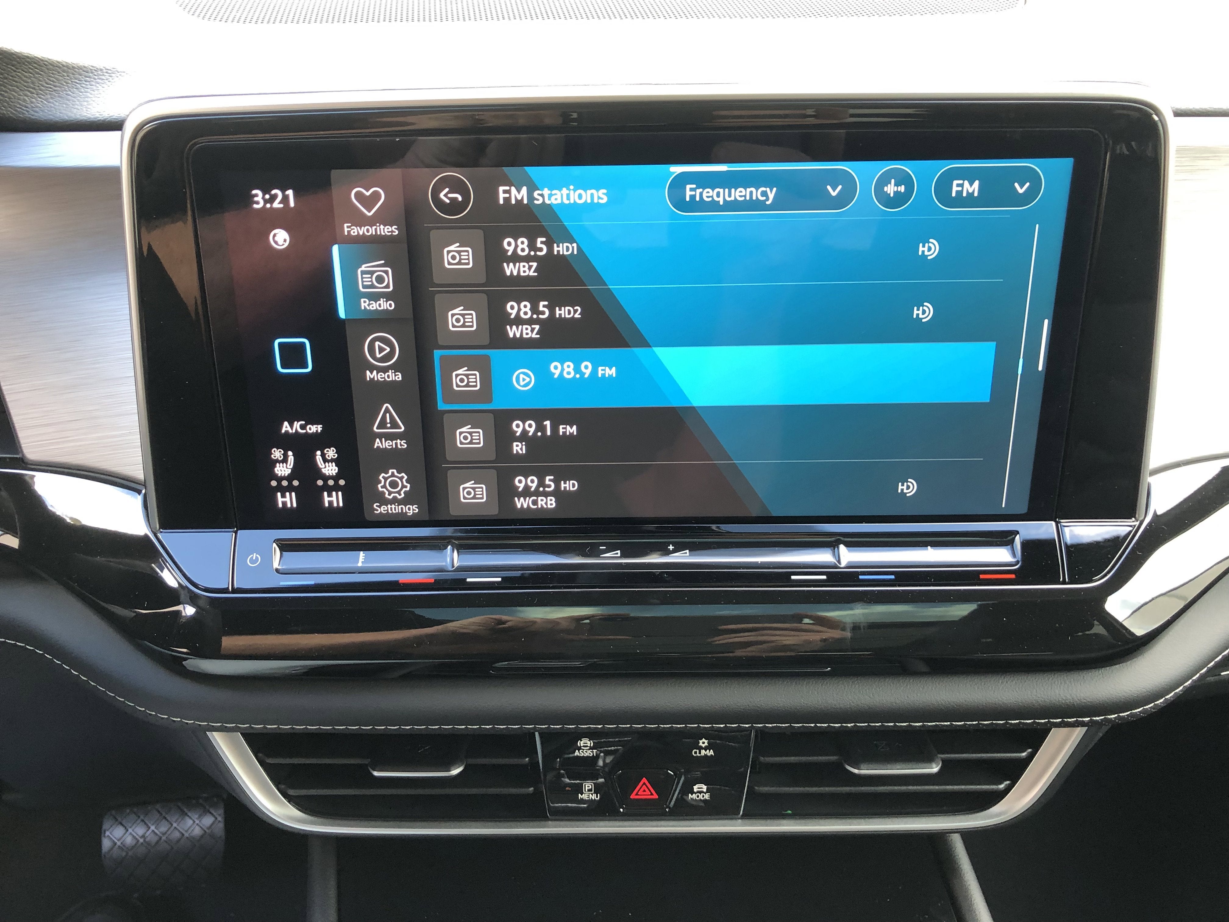 2026 Volkswagen Atlas Cross Sport 2.0T SE w/Technology w/panoramic sunroof