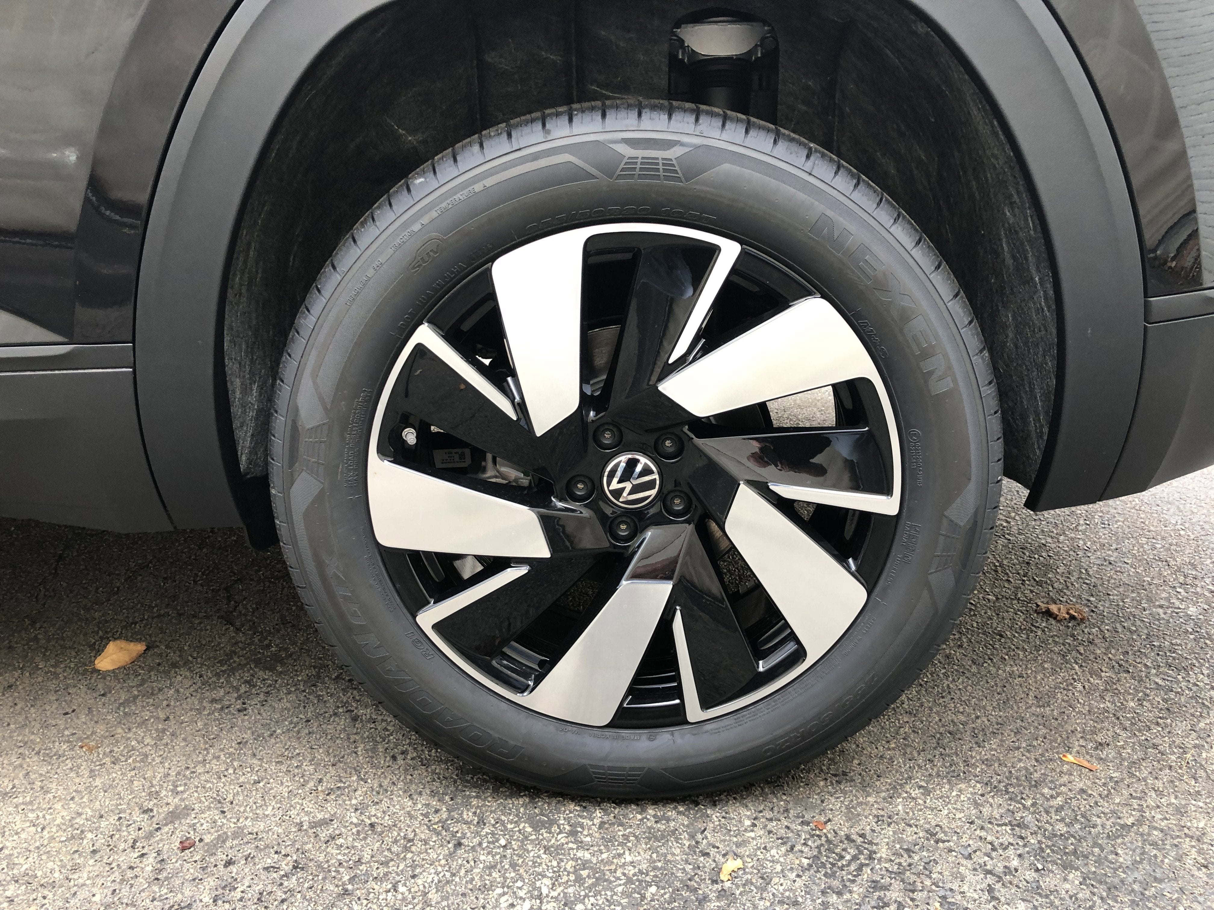 2026 Volkswagen Atlas Cross Sport 2.0T SE w/Technology w/panoramic sunroof