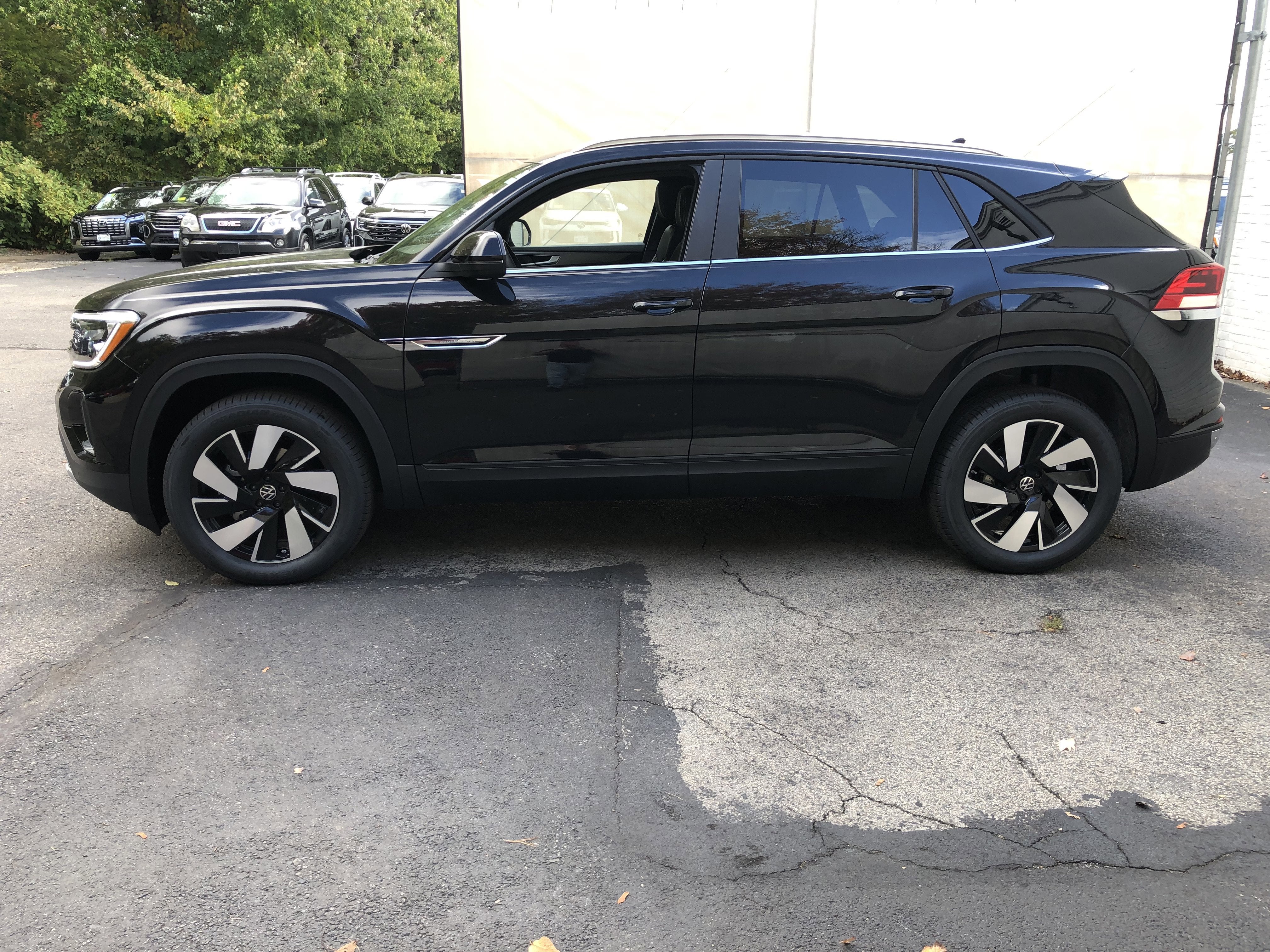 2026 Volkswagen Atlas Cross Sport 2.0T SE w/Technology w/panoramic sunroof