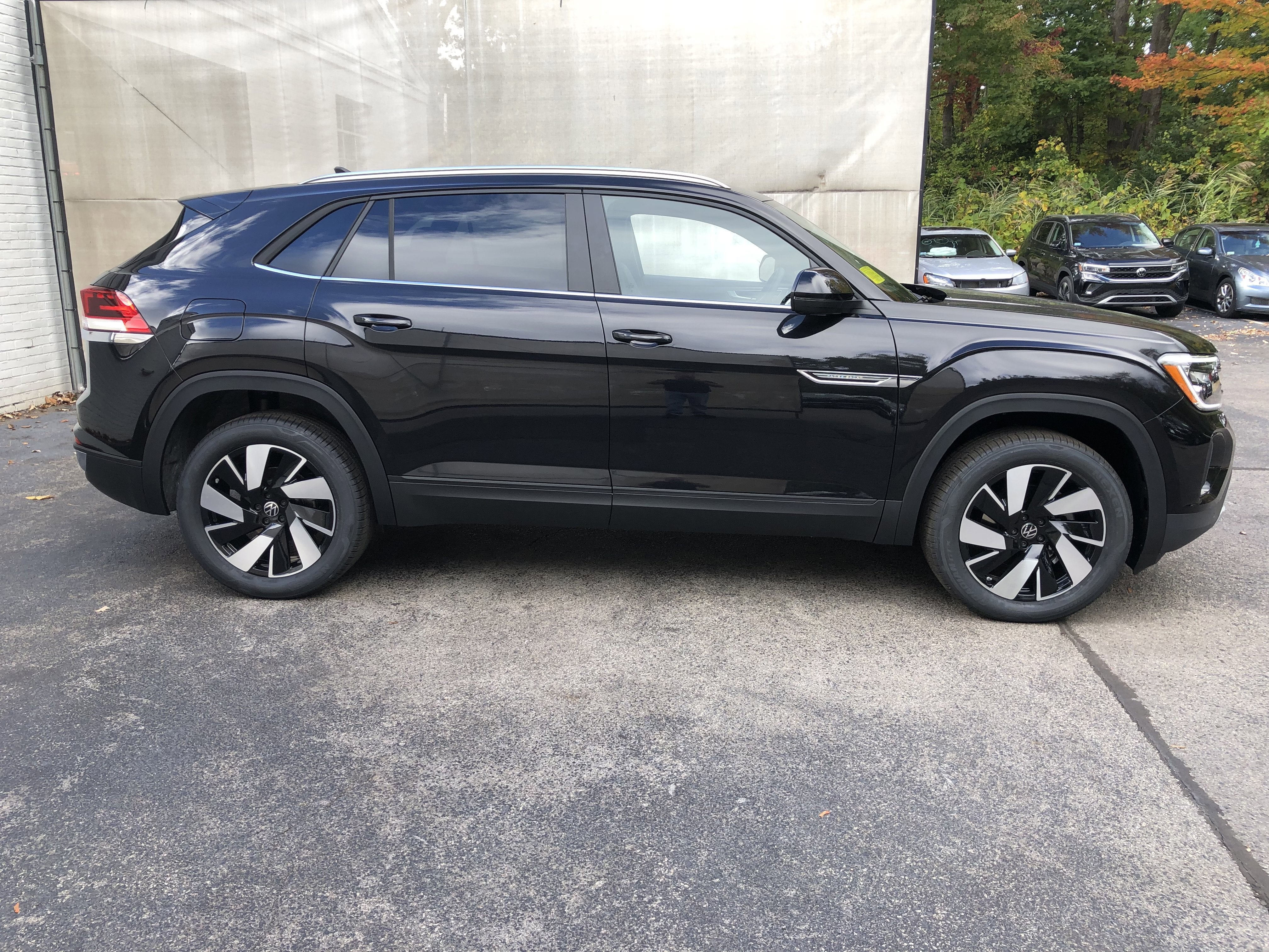 2026 Volkswagen Atlas Cross Sport 2.0T SE w/Technology w/panoramic sunroof