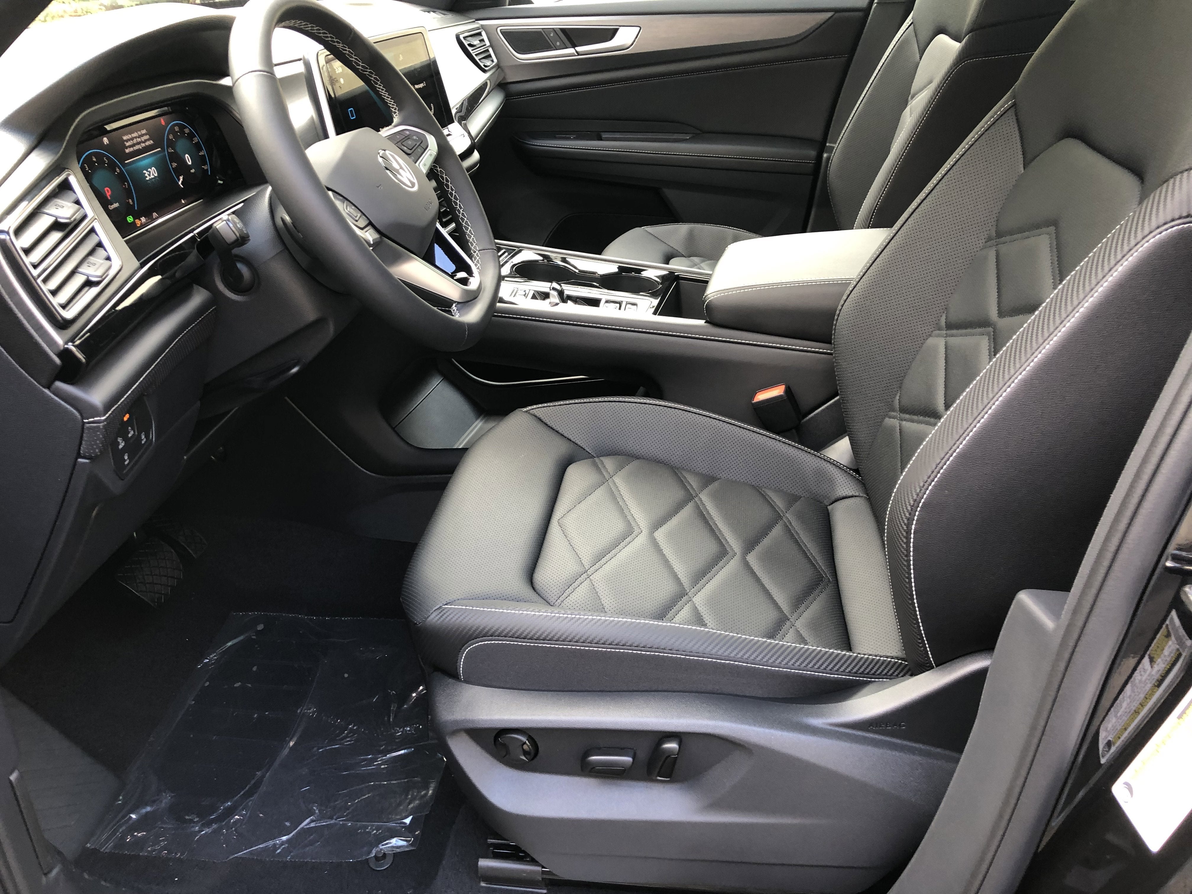 2026 Volkswagen Atlas Cross Sport 2.0T SE w/Technology w/panoramic sunroof