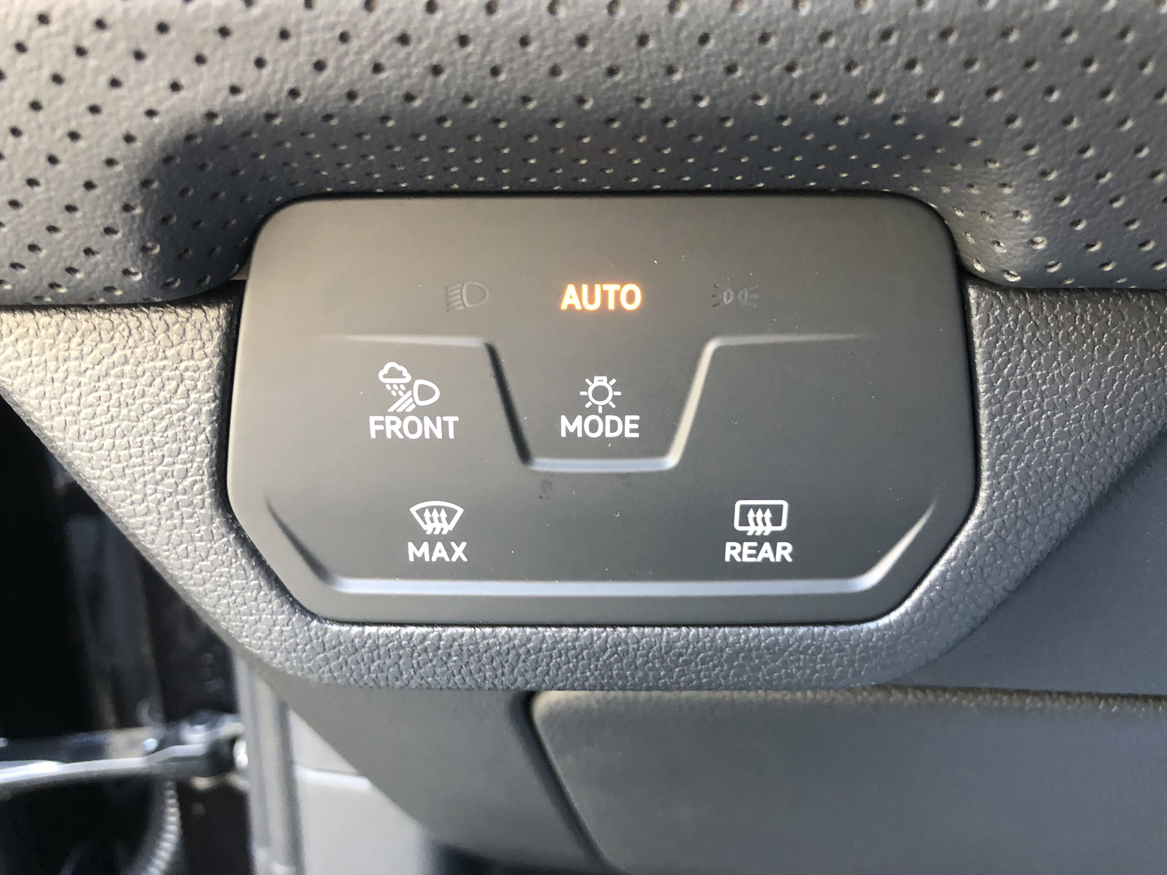 2026 Volkswagen Atlas Cross Sport 2.0T SE w/Technology w/panoramic sunroof