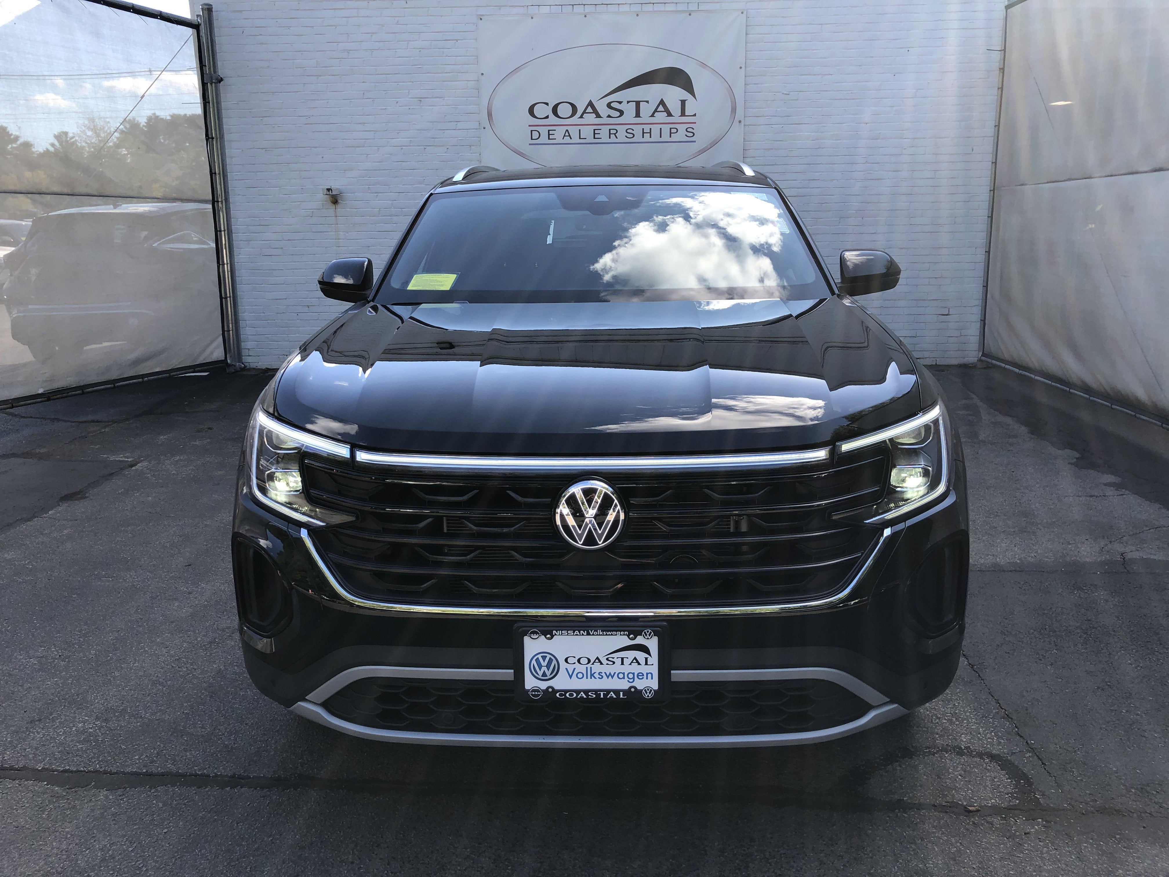 2026 Volkswagen Atlas Cross Sport 2.0T SE w/Technology w/panoramic sunroof and black wheel package