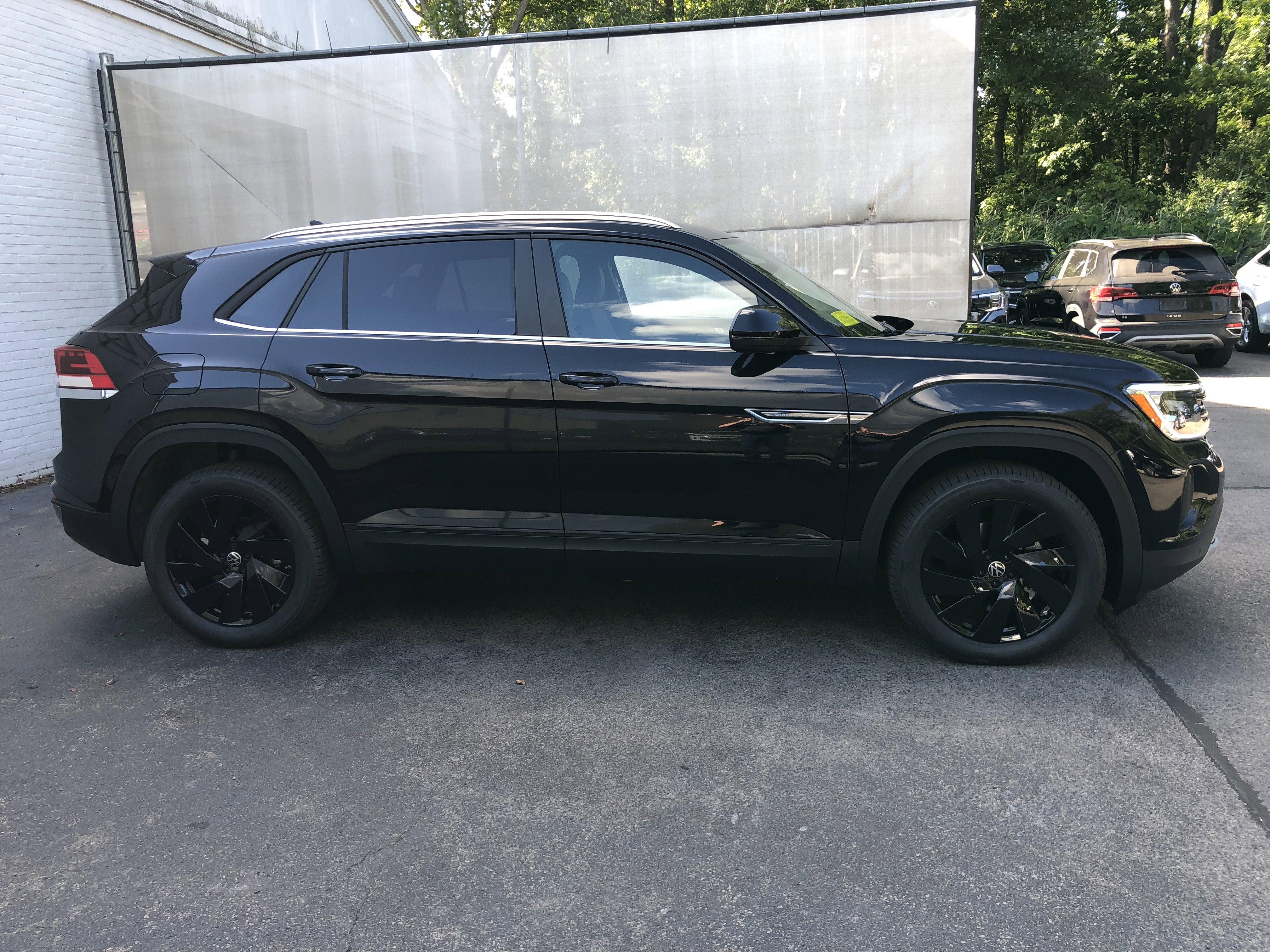 2026 Volkswagen Atlas Cross Sport 2.0T SE w/Technology w/panoramic sunroof and black wheel package