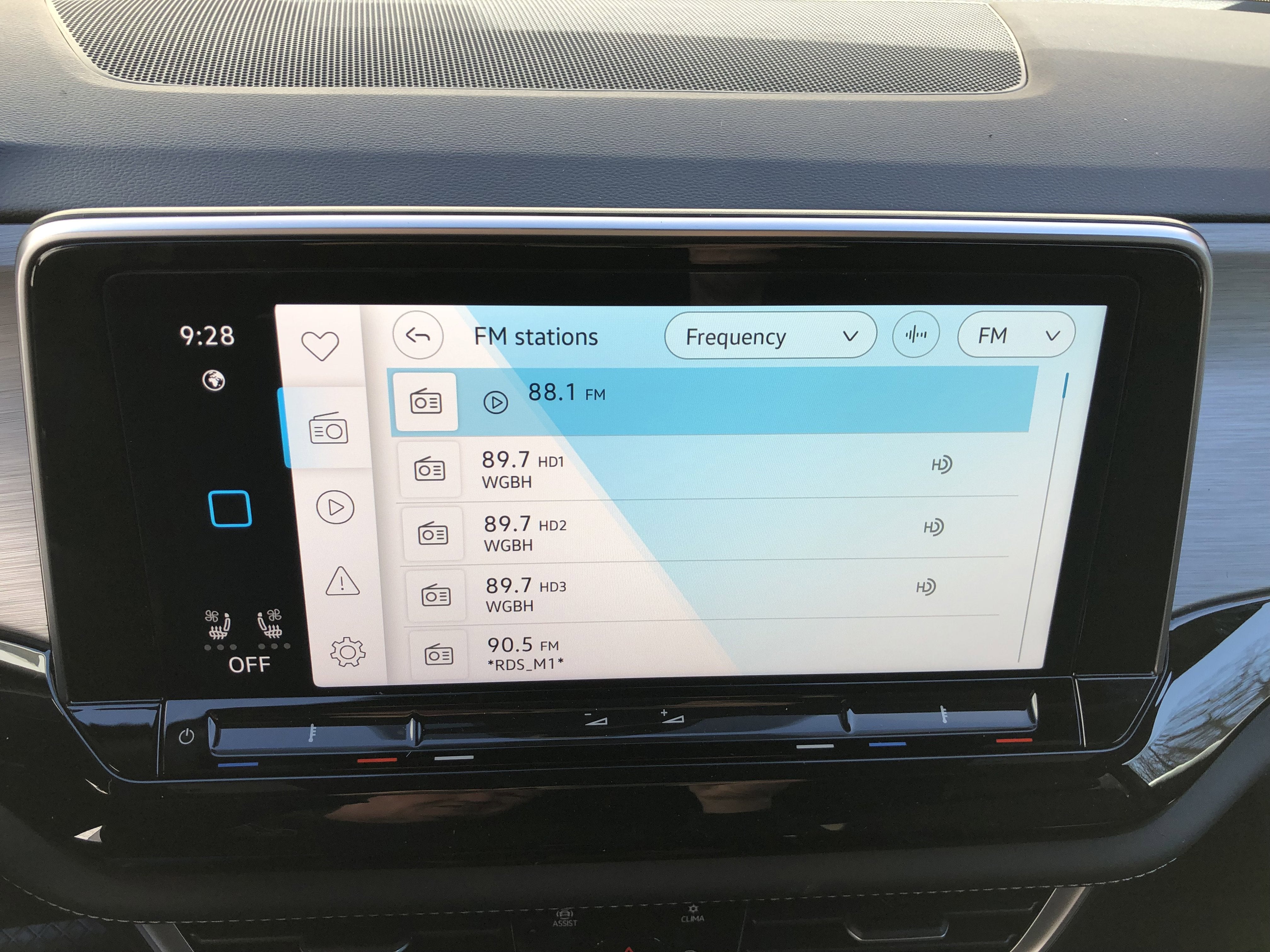 2026 Volkswagen Atlas Cross Sport 2.0T SE w/Technology w/panoramic sunroof and black wheel package