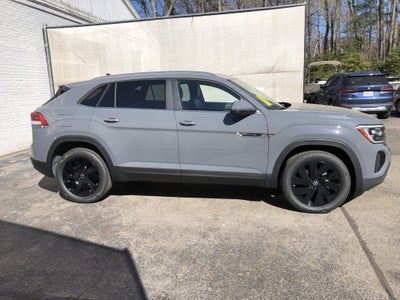 2026 Volkswagen Atlas Cross Sport 2.0T SE w/Technology w/panoramic sunroof and black wheel package