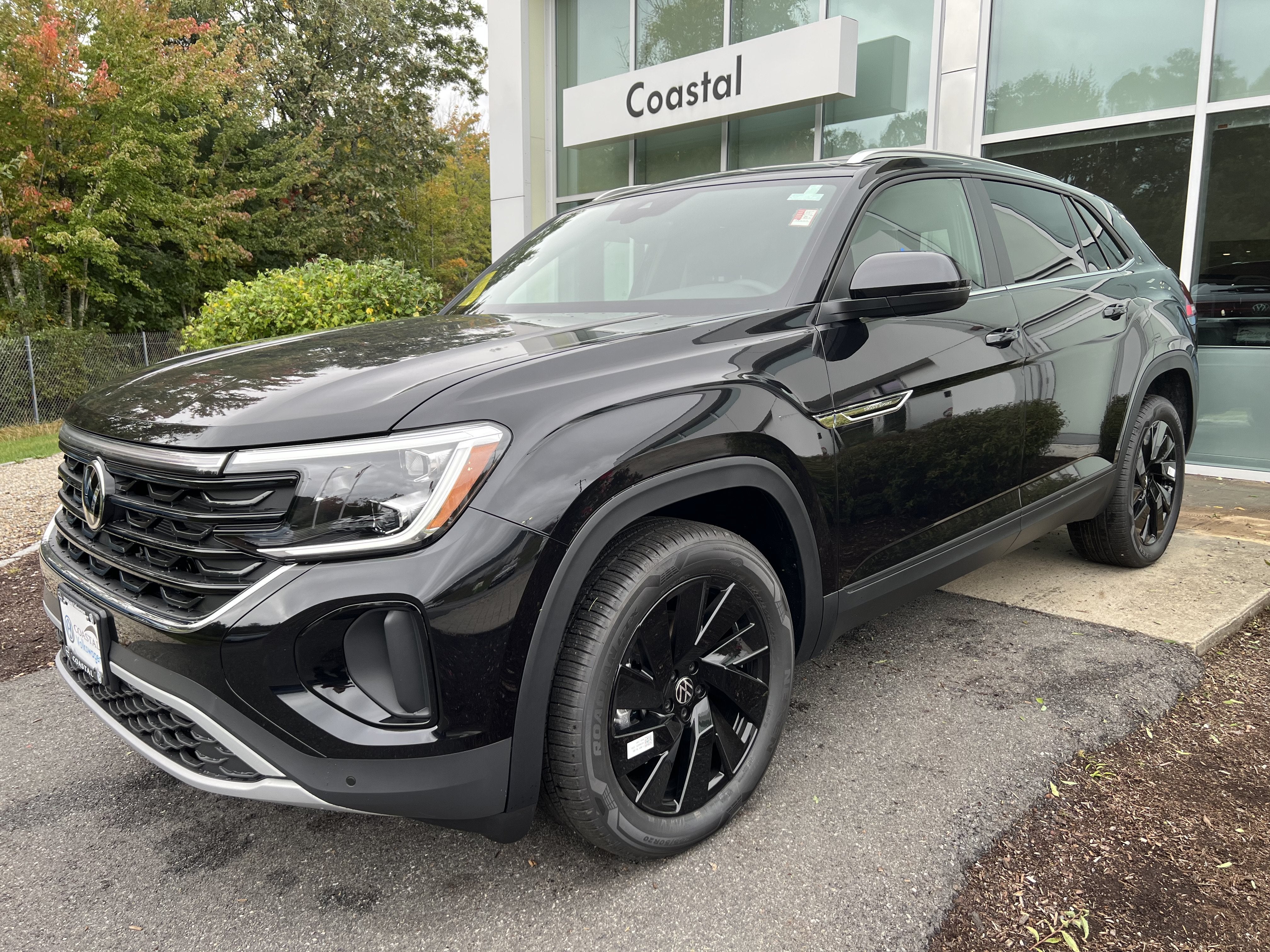 2026 Volkswagen Atlas Cross Sport 2.0T SE w/Technology w/panoramic sunroof and black wheel package