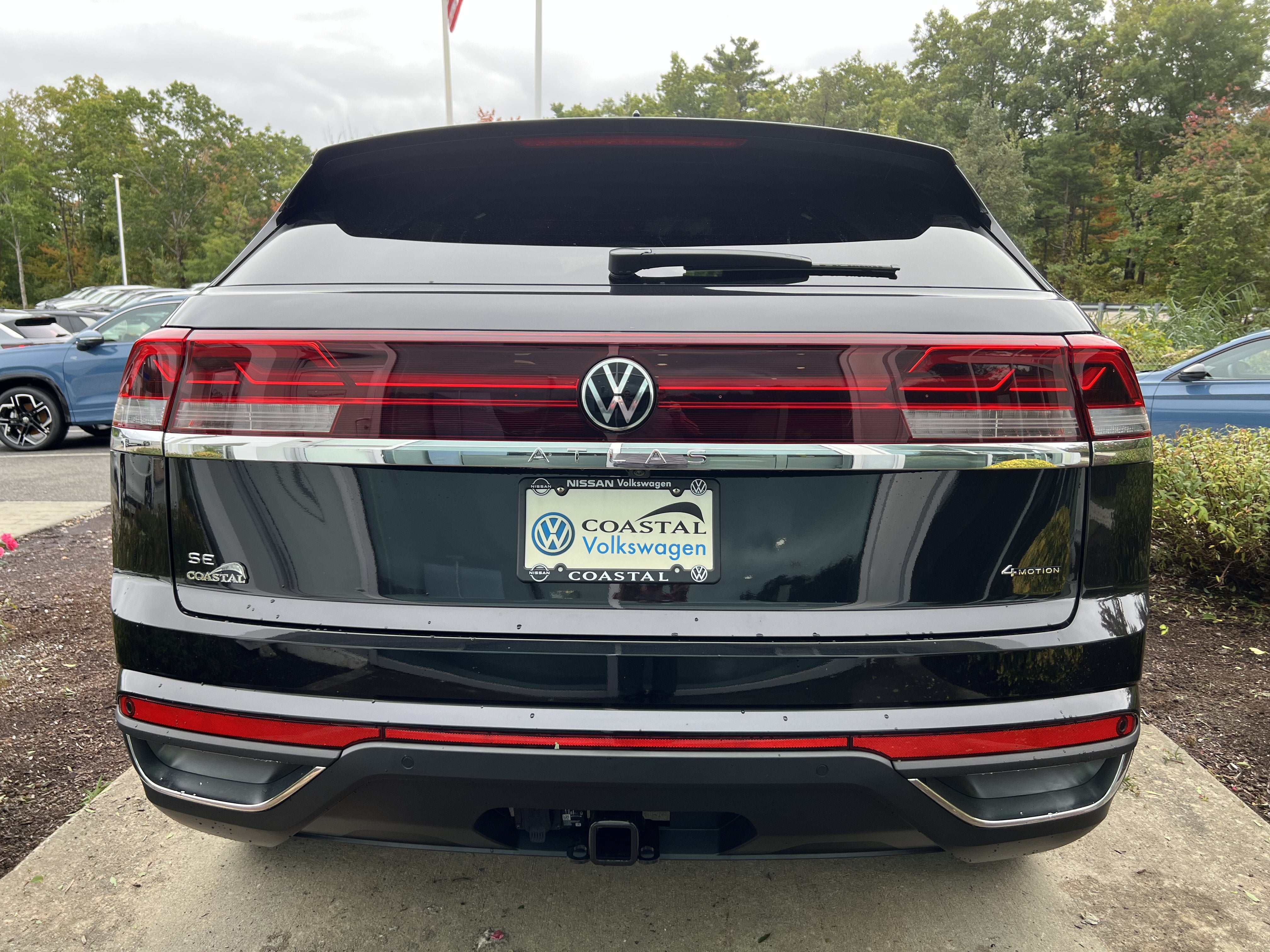 2026 Volkswagen Atlas Cross Sport 2.0T SE w/Technology w/panoramic sunroof and black wheel package