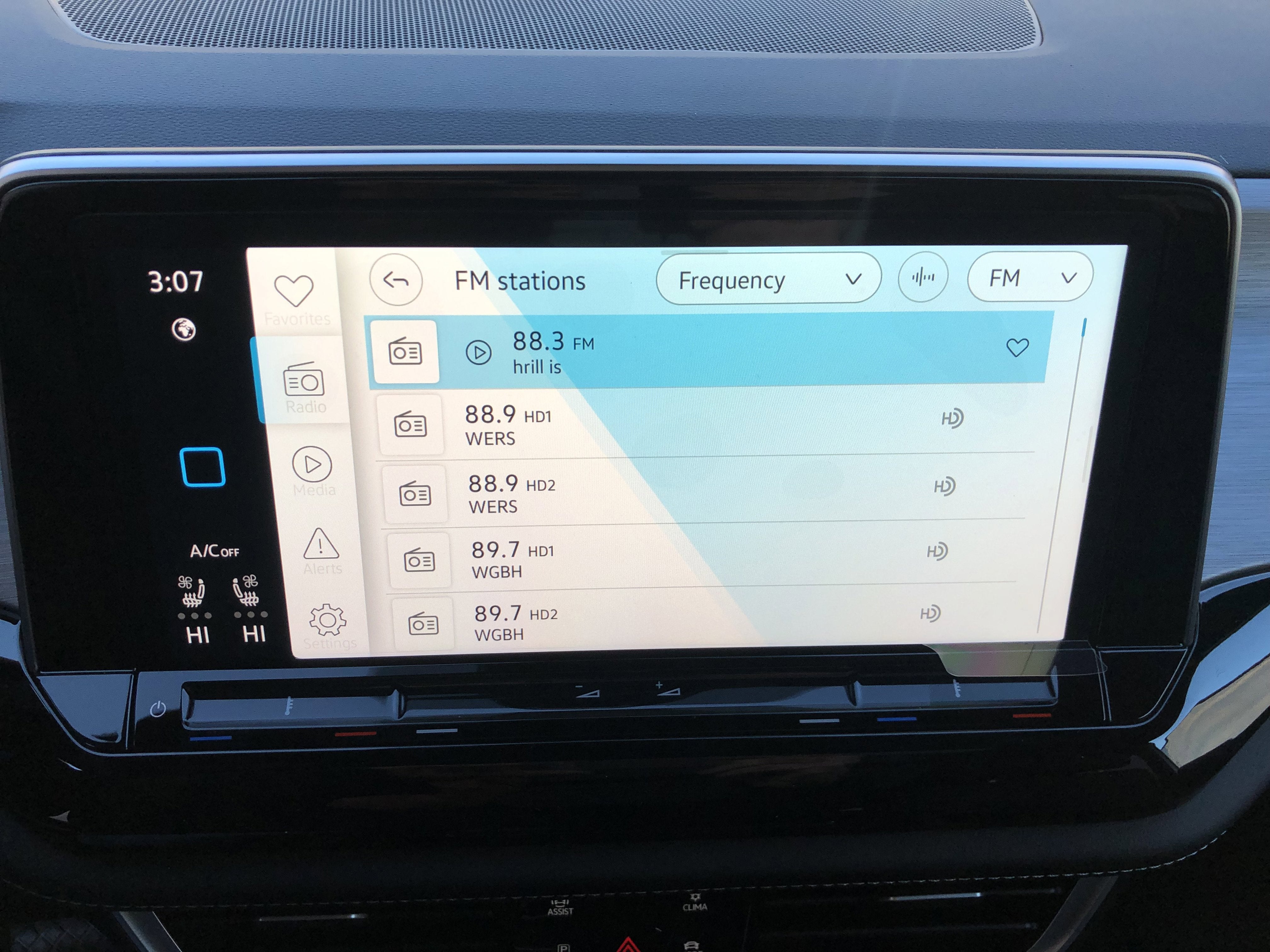 2026 Volkswagen Atlas Cross Sport 2.0T SE w/Technology w/panoramic sunroof and black wheel package