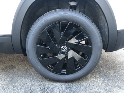 2026 Volkswagen Atlas Cross Sport 2.0T SE w/Technology w/panoramic sunroof and black wheel package