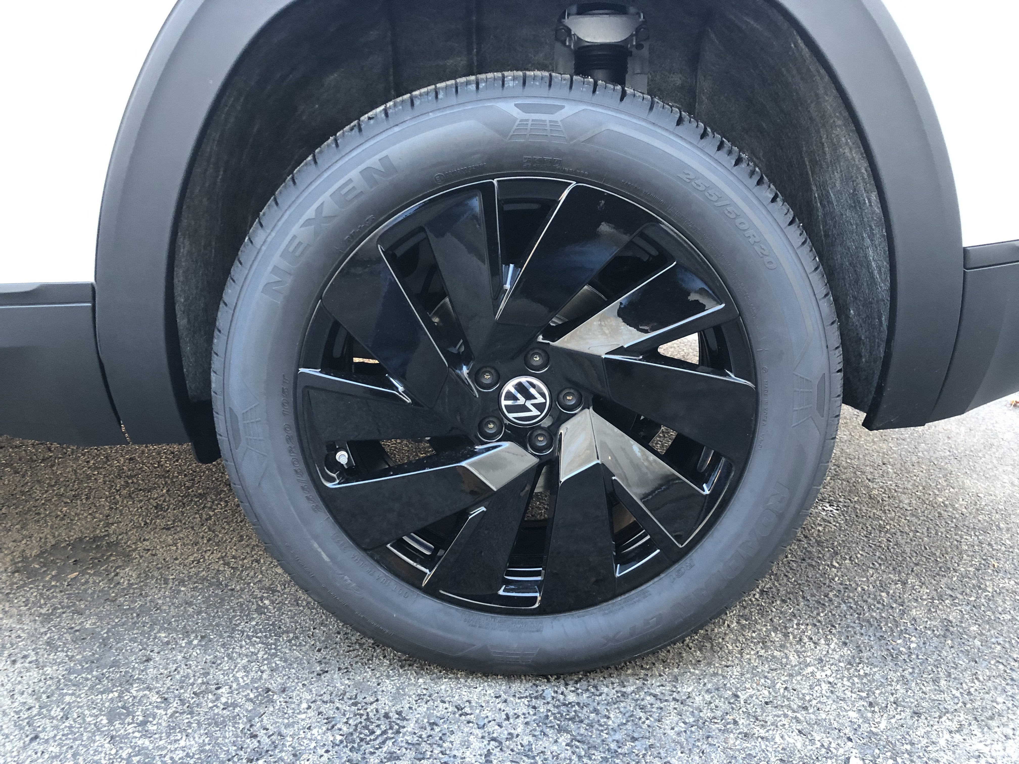 2026 Volkswagen Atlas Cross Sport 2.0T SE w/Technology w/panoramic sunroof and black wheel package