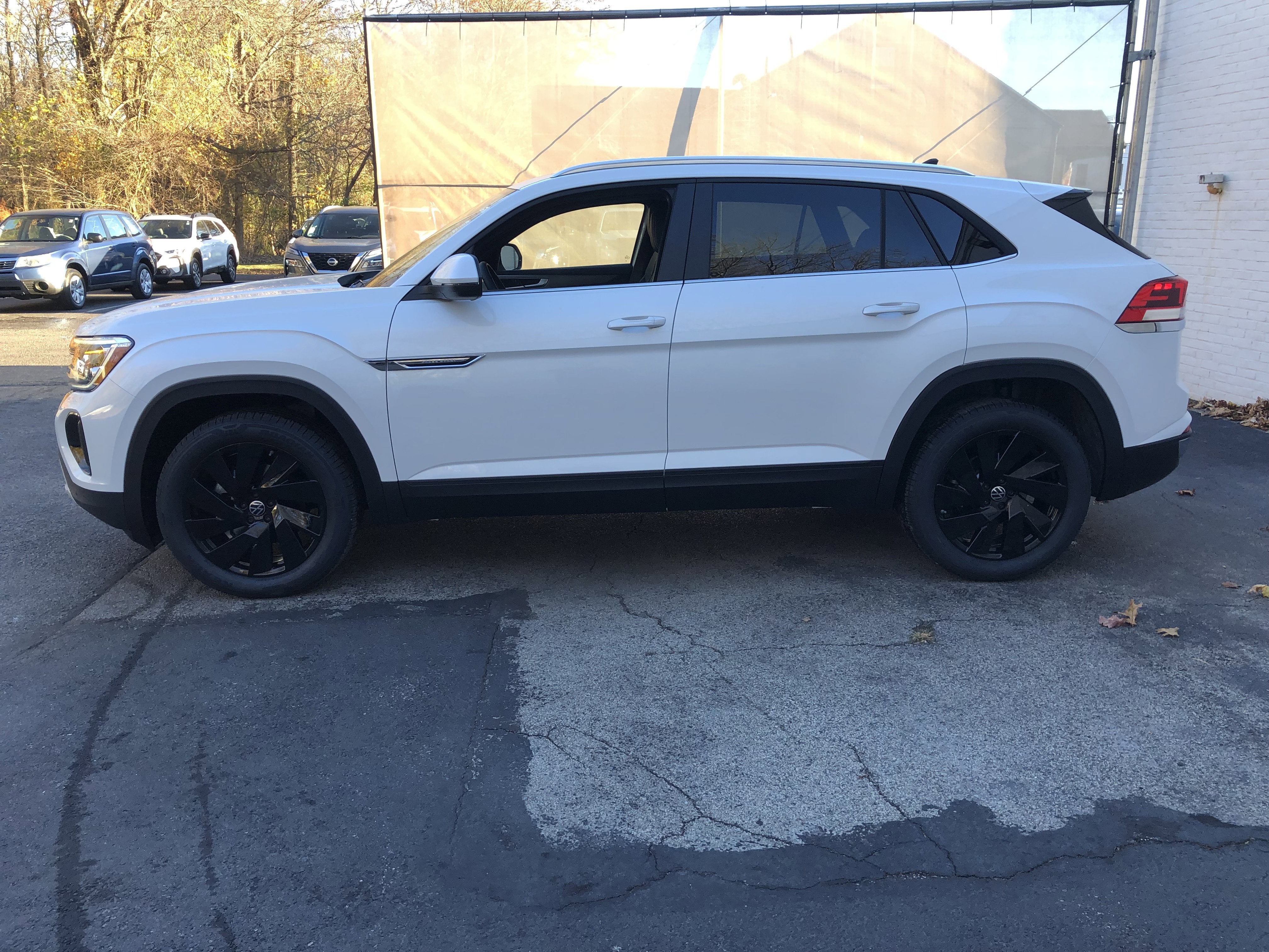 2026 Volkswagen Atlas Cross Sport 2.0T SE w/Technology w/panoramic sunroof and black wheel package