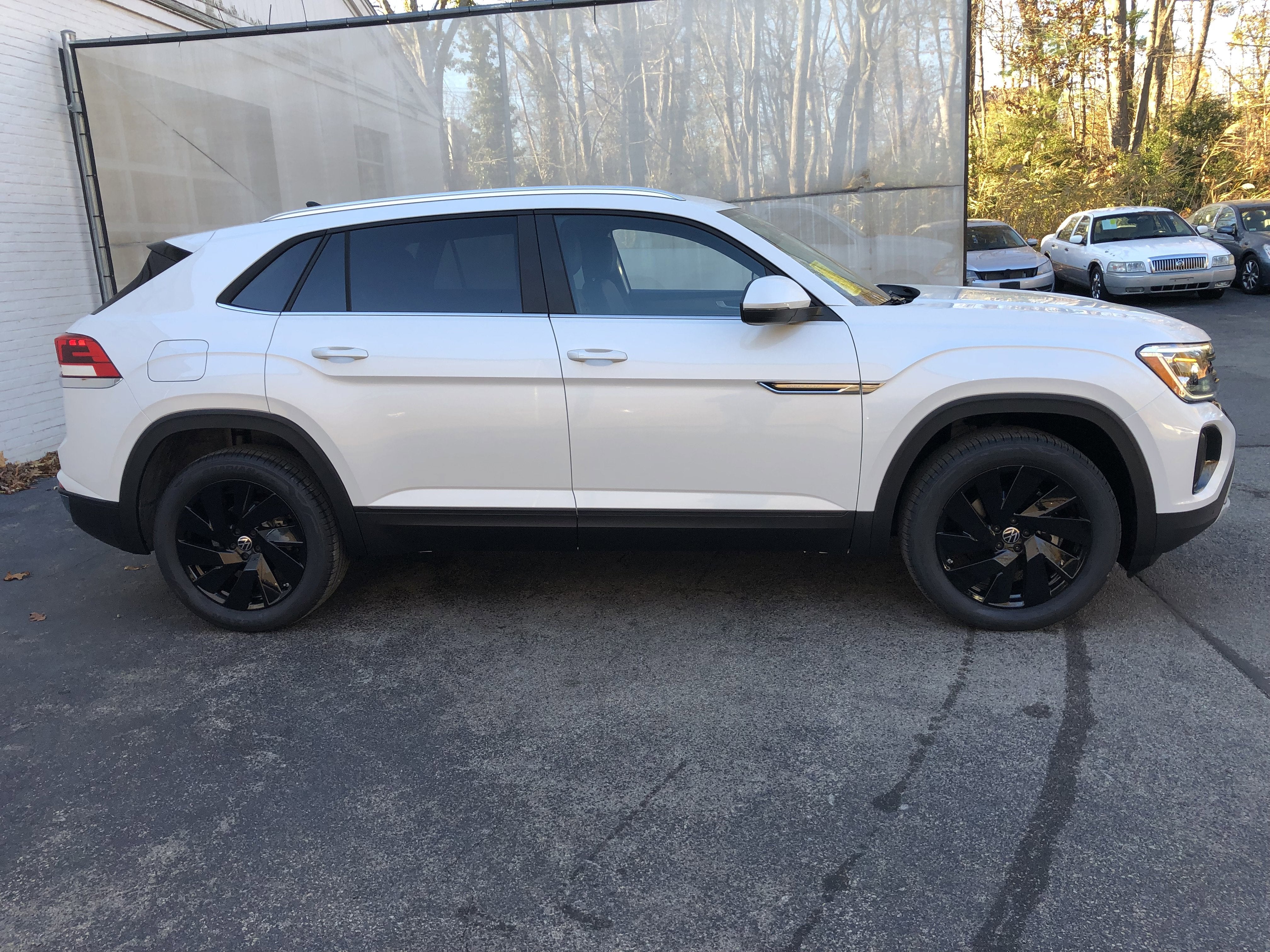 2026 Volkswagen Atlas Cross Sport 2.0T SE w/Technology w/panoramic sunroof and black wheel package