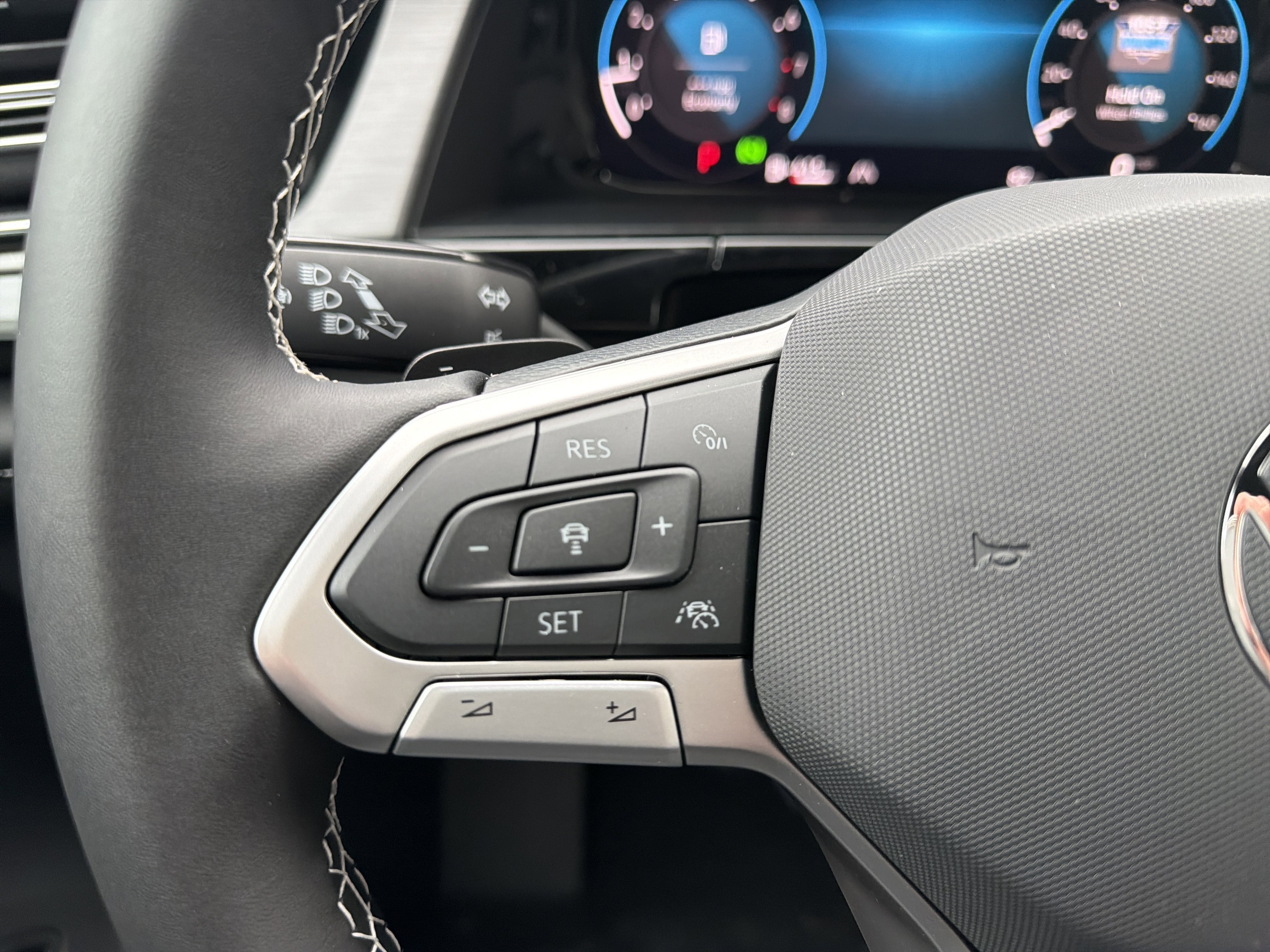 2026 Volkswagen Atlas Cross Sport 2.0T SE w/Technology w/panoramic sunroof