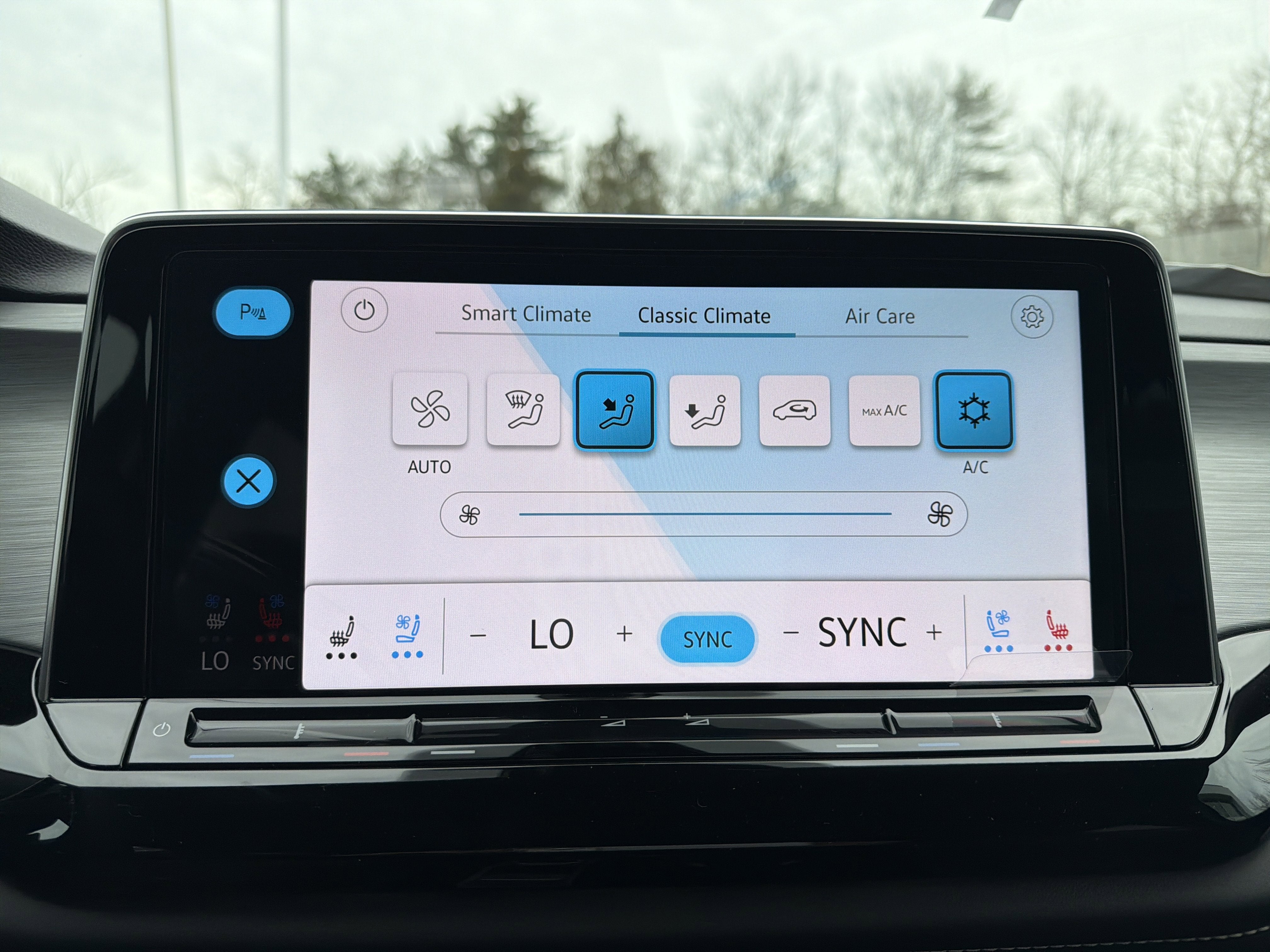 2026 Volkswagen Atlas Cross Sport 2.0T SE w/Technology w/panoramic sunroof