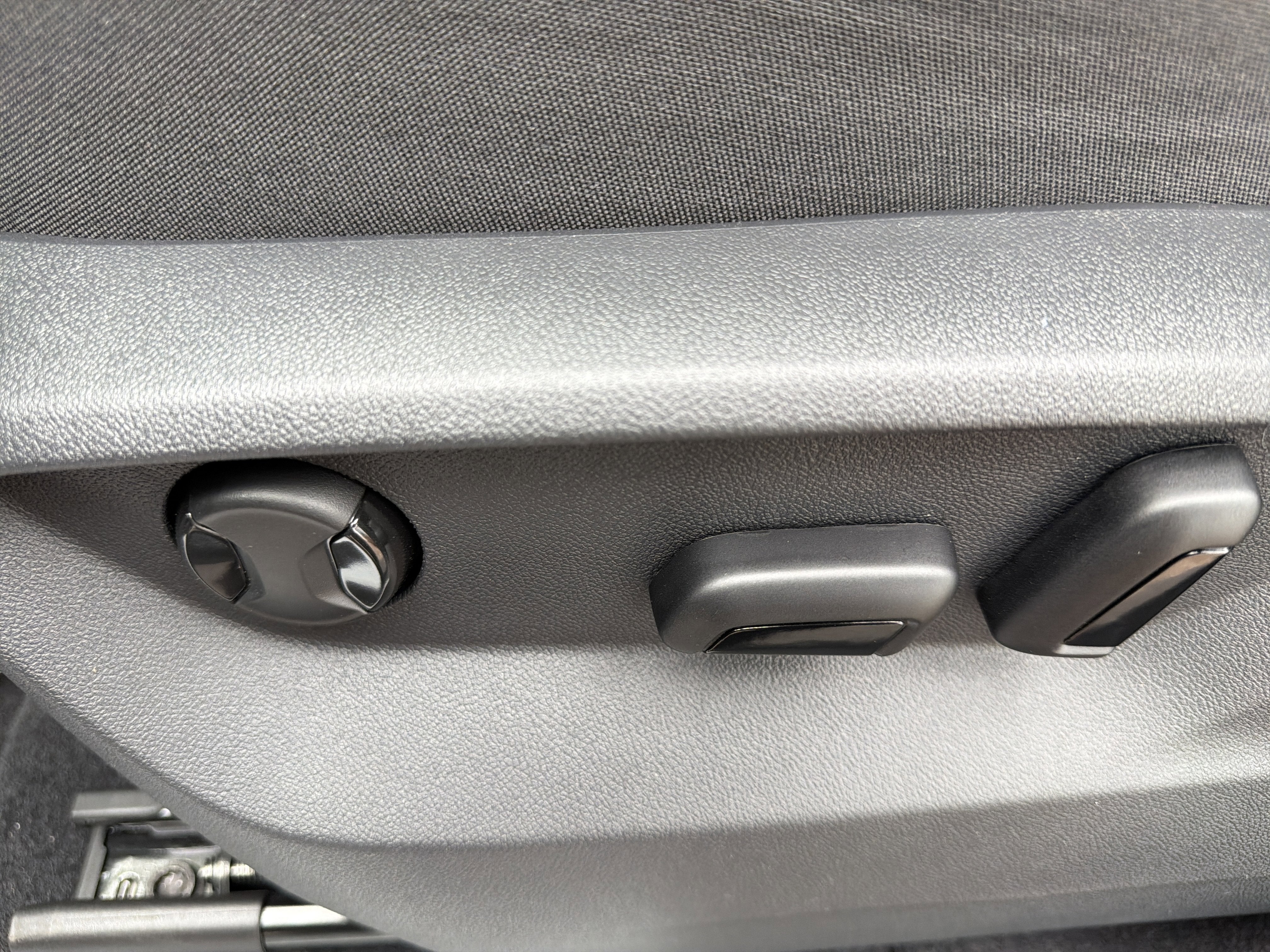 2026 Volkswagen Atlas Cross Sport 2.0T SE w/Technology w/panoramic sunroof