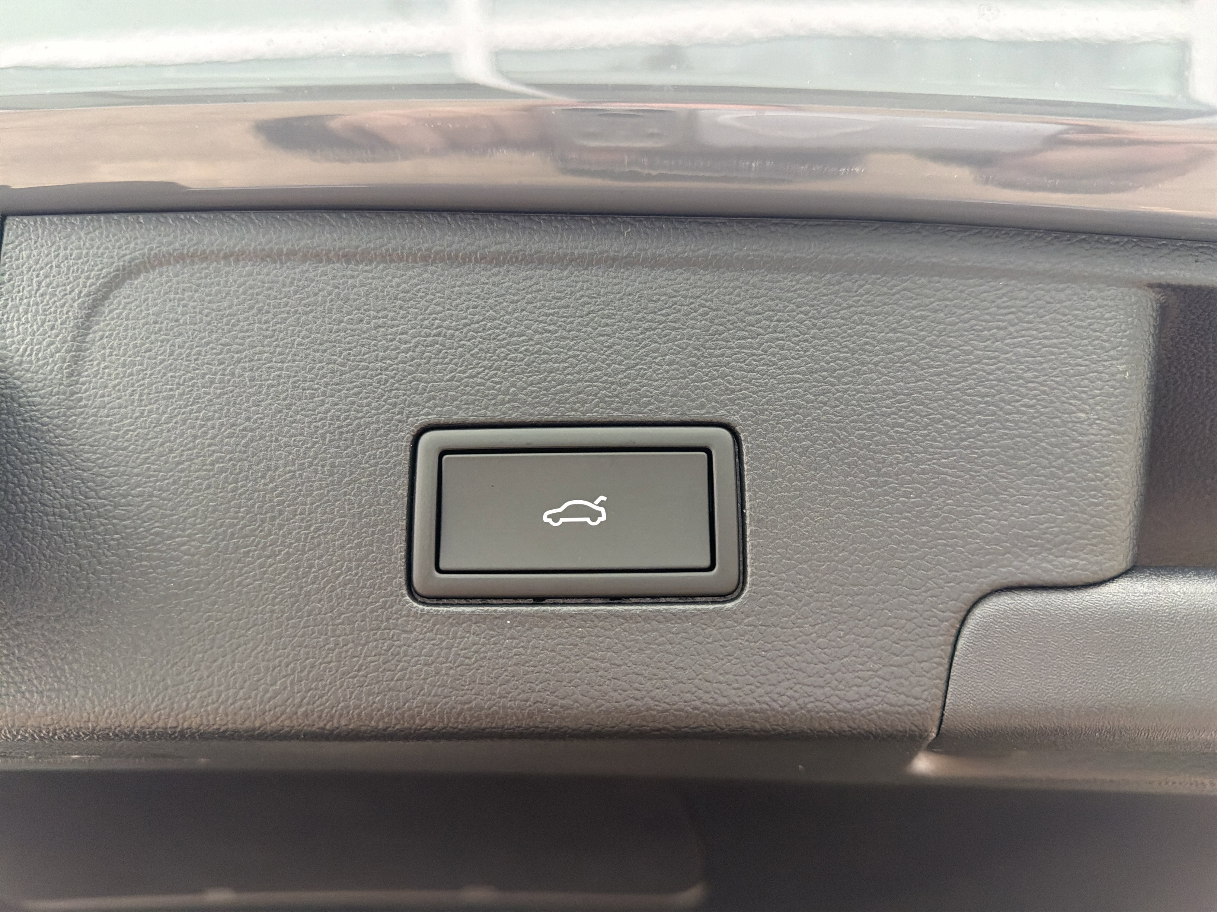 2026 Volkswagen Atlas Cross Sport 2.0T SE w/Technology w/panoramic sunroof