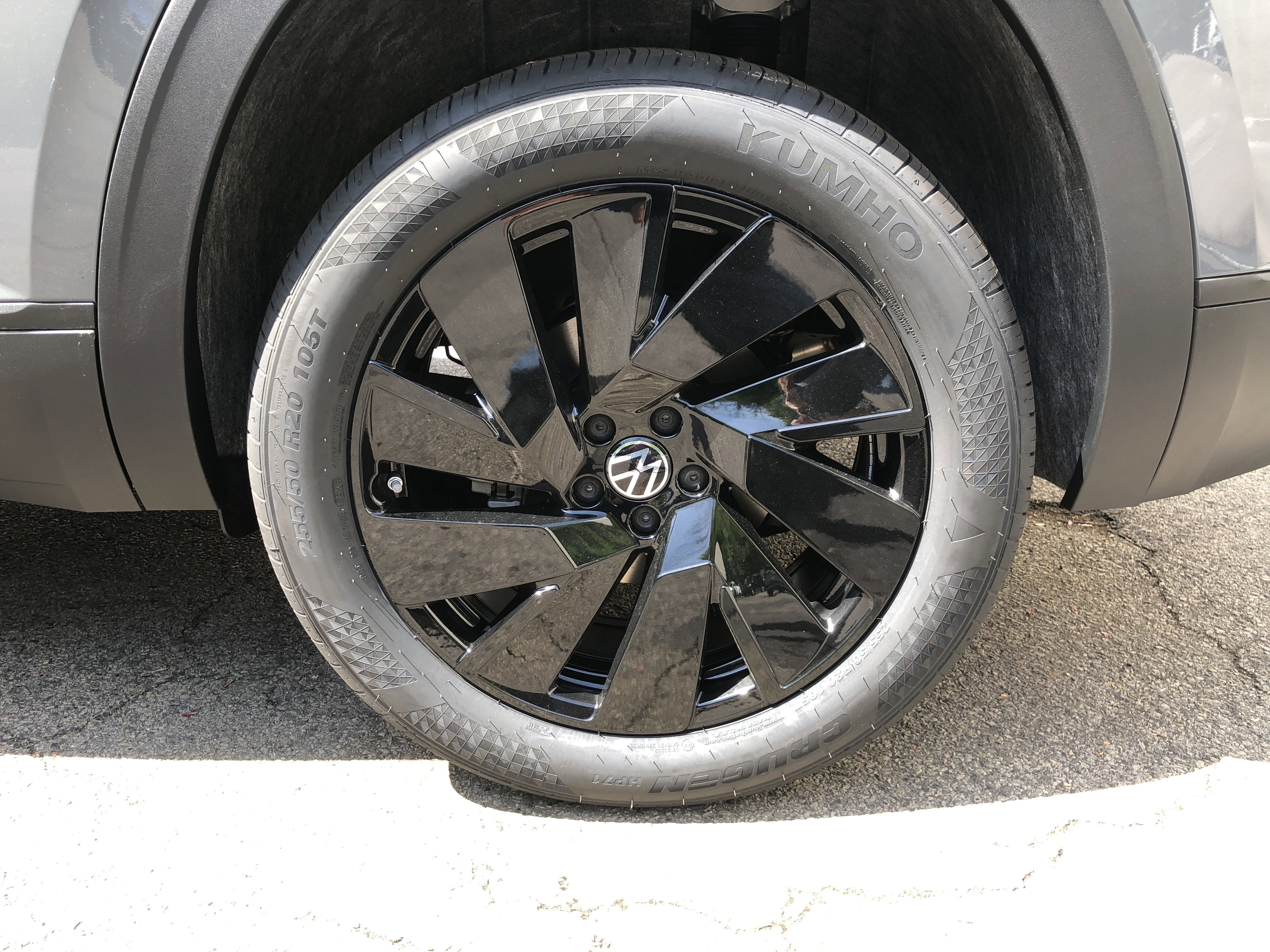 2026 Volkswagen Atlas Cross Sport 2.0T SE w/Technology w/panoramic sunroof and black wheel package