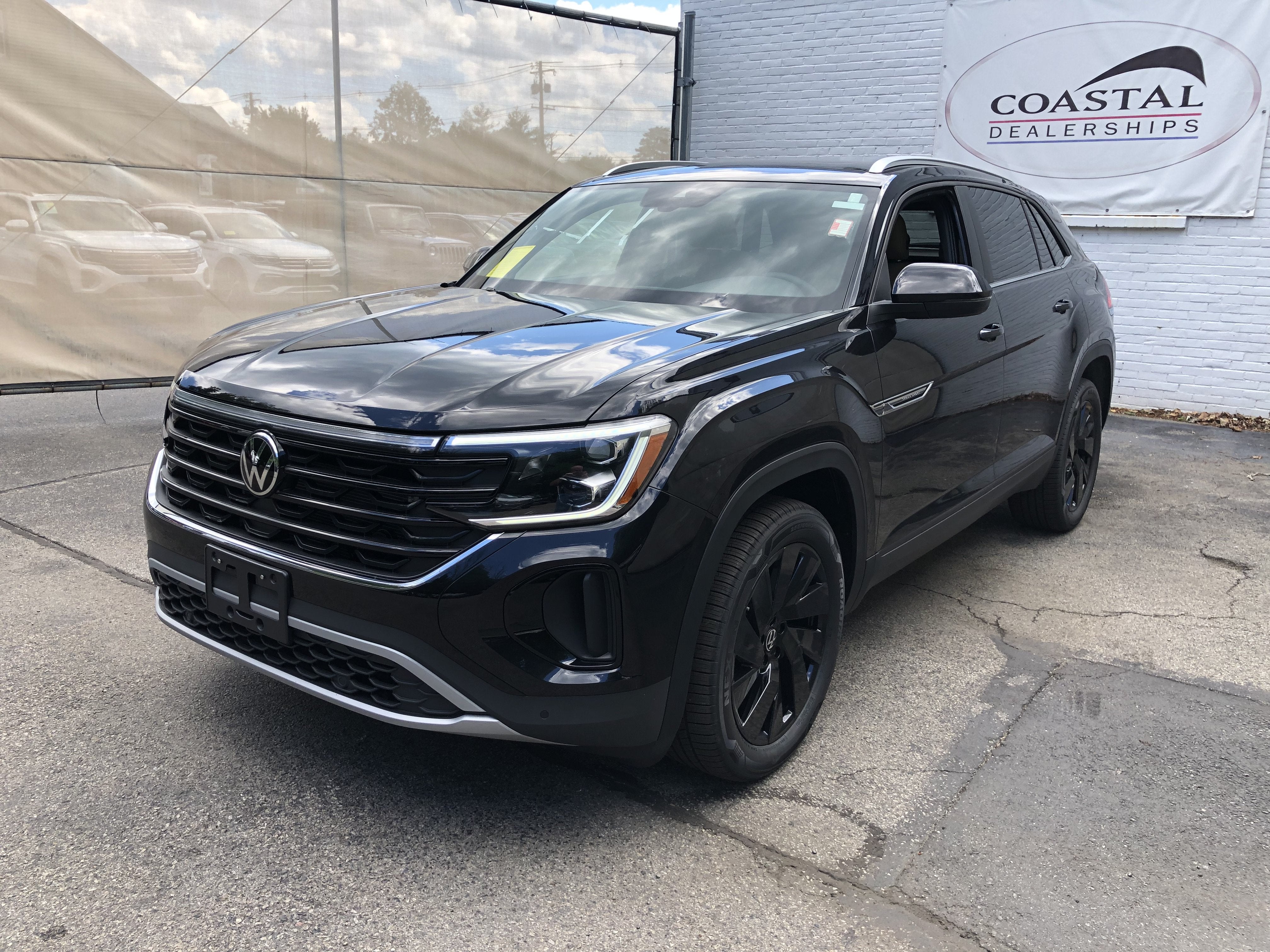 2026 Volkswagen Atlas Cross Sport 2.0T SE w/Technology w/panoramic sunroof and black wheel package